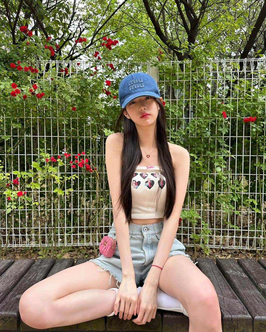 チャン・ウォニョンのインスタグラム：「Ball cap, jeans and me🌹🌷」