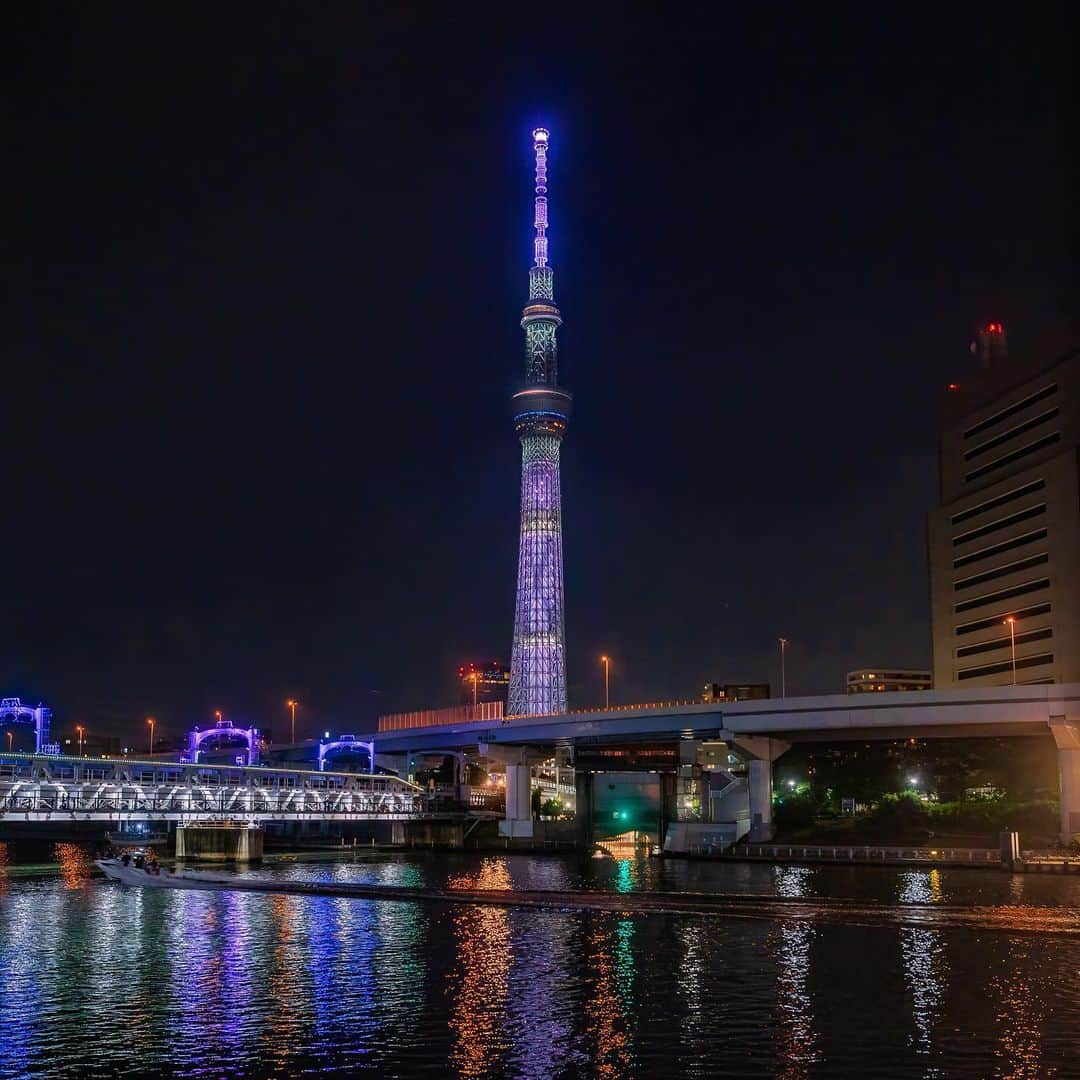 墨田区さんのインスタグラム写真 - (墨田区Instagram)「【運航開始まであと1か月🚄スペーシアX 特別ライティング】  東武鉄道と東武タワースカイツリーとのコラボレーション✨ 運航開始1か月前を切り、新型特急「スペーシアX」をイメージして、” X ”の光が上昇する演出で疾走感を表現しています🚄💨💨 一夜限りの特別ライティングをたくさん写真に収めました📷✨  撮影日: 2023.6.18 １～４枚目　撮影者:  #すみだカメラ部10選 　@036pov ５～８枚目　撮影者：　すみだカメラ部10選　鹿美 (@shikami_kobayashi) 　　　　  #墨田区 #すみだ #sumida #東京 #tokyo #わたしのすみだ自慢 #これもすみだのシティプロモーション #東京スカイツリー #特別ライティング #スペーシアX #東武鉄道 #東京夜景 #鉄道のある景色 #鉄道好きな人と繋がりたい #鉄道好き #鉄道 #SPACIAX #鉄分補給 #旅 #コックピットスイート #走るスイートルーム #旅行 #日光 #押上 #鬼怒川」6月20日 16時00分 - sumida_official