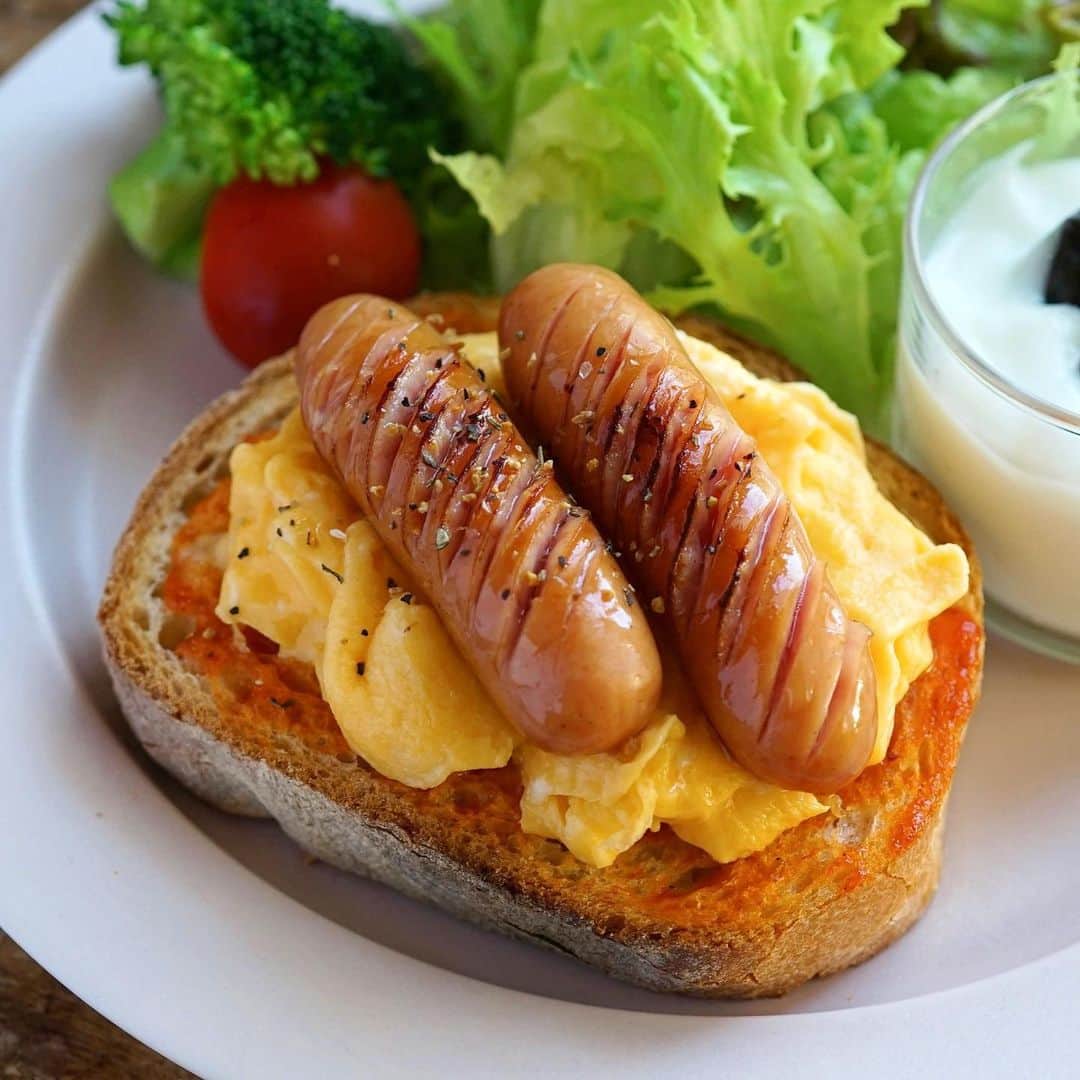 hirokoさんのインスタグラム写真 - (hirokoInstagram)「🌱2023.6.20（火）☀️‪𓂃 𓈒𓏸 ✽.｡.:*・ﾟ #いつもの朝ごはん ⁡ ふわふわたまごにシャウエッセンのせ これ私の好きなやつ めっちゃ食べにくいんだけどね😑 ⁡ menu📝 ▪︎ のっけトースト ▪︎ 野菜 ▪︎ ヨーグルト（プルーン） ⁡ ⁡  ⁡ ........The end 🍴☕️ #hiroponの朝ごはん #hiroponのワンプレートごはん #朝ごはん #todaysbreakfast #朝ごパン #朝時間 #朝食 #モーニングプレート #breakfast #ワンプレート朝ごはん #パンのある暮らし #パン大好き #おうちごはん #おうちごはんLover #おうち時間 #フーディーテーブル #マカロニメイト #バランスの良い食事 #カフェ風モーニング #パンスタグラム #snapdish #macaroni #lin_stagrammer #locari_kitchen ・」6月20日 13時02分 - hiropon0201
