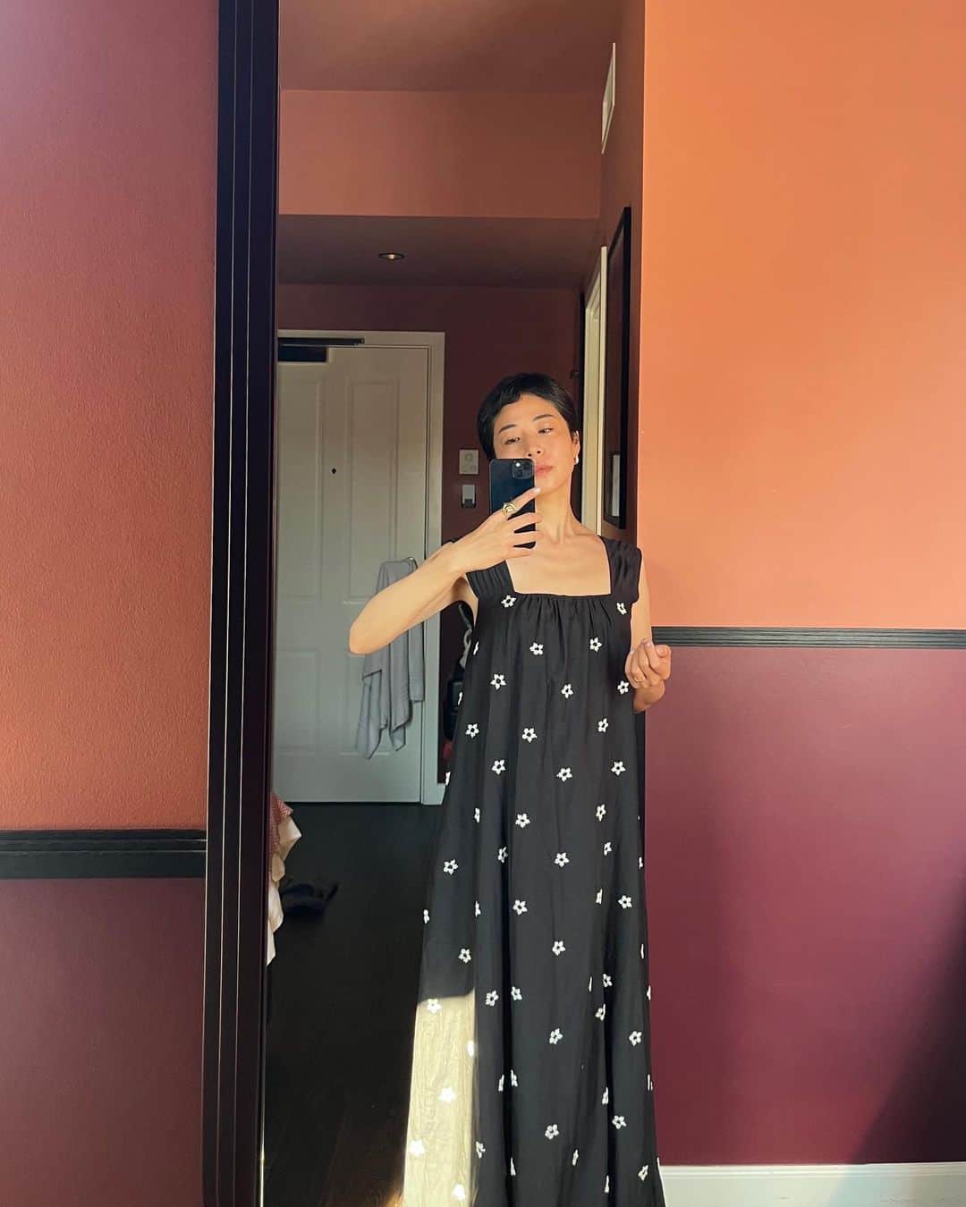 福本敦子のインスタグラム：「明日はいよいよ書籍の発売日💛 #W敦子本  予約してくれた皆様ありがとう😊✨ 旅行で着てた服とお花💐」