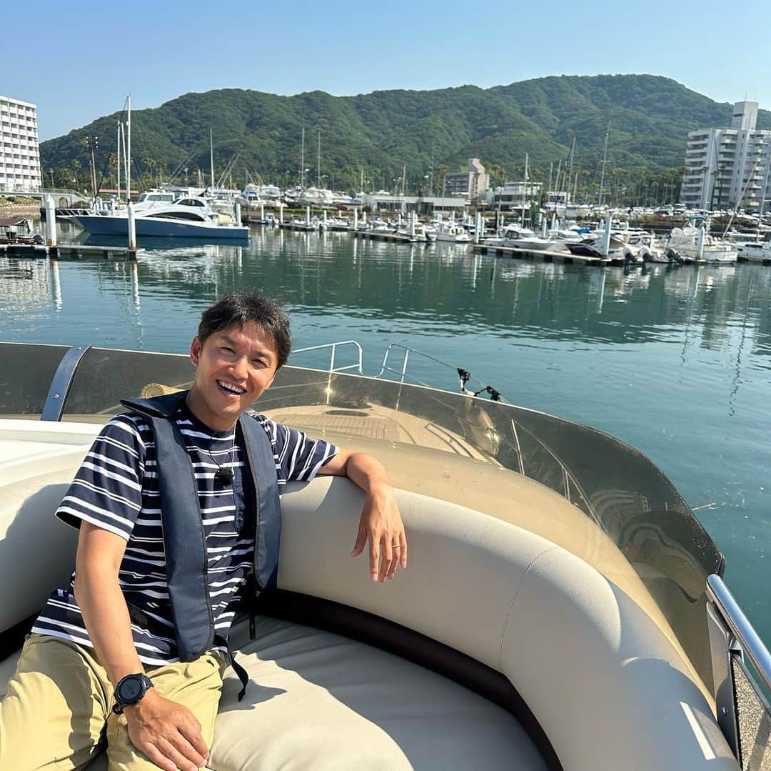 のインスタグラム：「・ 昨日は淡路島の ホテルニューアワジから。  JTBが全国3600の ホテル旅館をアンケート評価、 大型旅館で日本一に選ばれたのが ホテルニューアワジ！  オーシャンビューの ロケーションに加え、 料理、温泉、お部屋と 3拍子揃ってます。  さらに隣接する グループホテルも特色があって 渡し船で渡るホテル島花には できたばかりのサウナや クルーザーに泊まれるプランも！  選択肢が多くて きっとあなた好みの旅が 選べるはず♪  また家族で行きたいなー。  #mbs #よんチャンtv  #毎日生中継 #山ちゃん中継 #ホテルニューアワジ #ホテル島花 #ハモ尽くしも美味しかった #写真撮り忘れ」