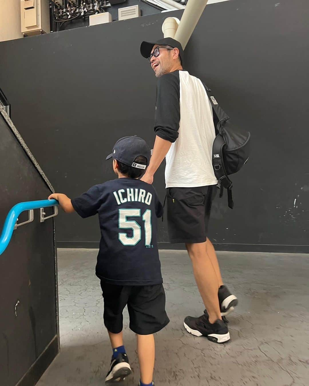 ニッチロー'さんのインスタグラム写真 - (ニッチロー'Instagram)「コニッチロー初の野球観戦  しかも２日連続  ２日目はICHIROさんのTシャツ着て行ったのでオリックス応援ですね  ルールは理解してないけどパパが野球選手じゃない事は1番理解してました  また行こうね  #コニッチロー #息子 #父の日 #初野球観戦  #神宮球場 #プロ野球 #野球 #ベースボール #ニッチロー  #baseball」6月20日 13時18分 - nicchiro5.1