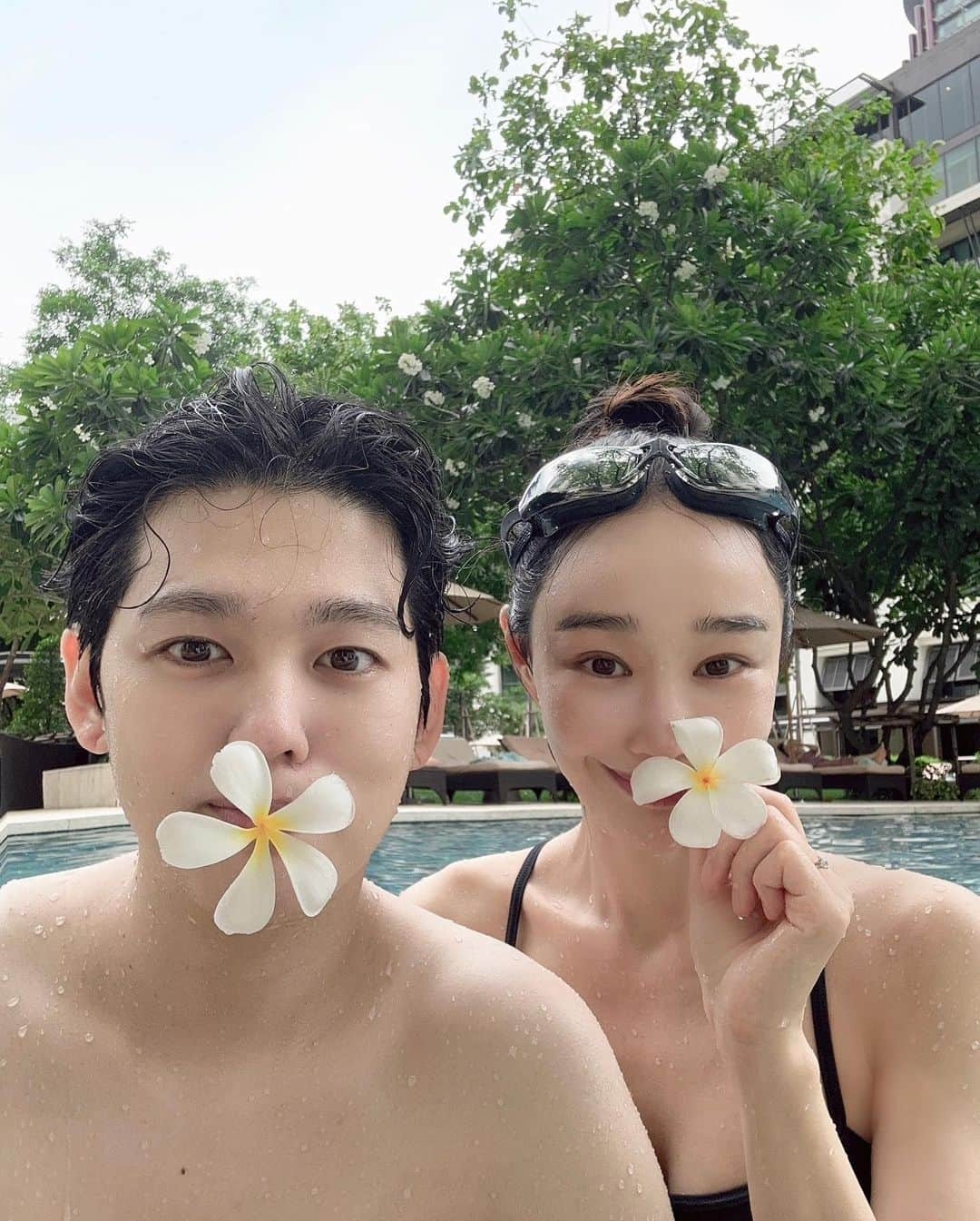 イ・サガンのインスタグラム：「swimming and brunching 🏊🏻‍♂️💦☀️🥞☕️🍹  #kempinskihotel #siamkempinski」