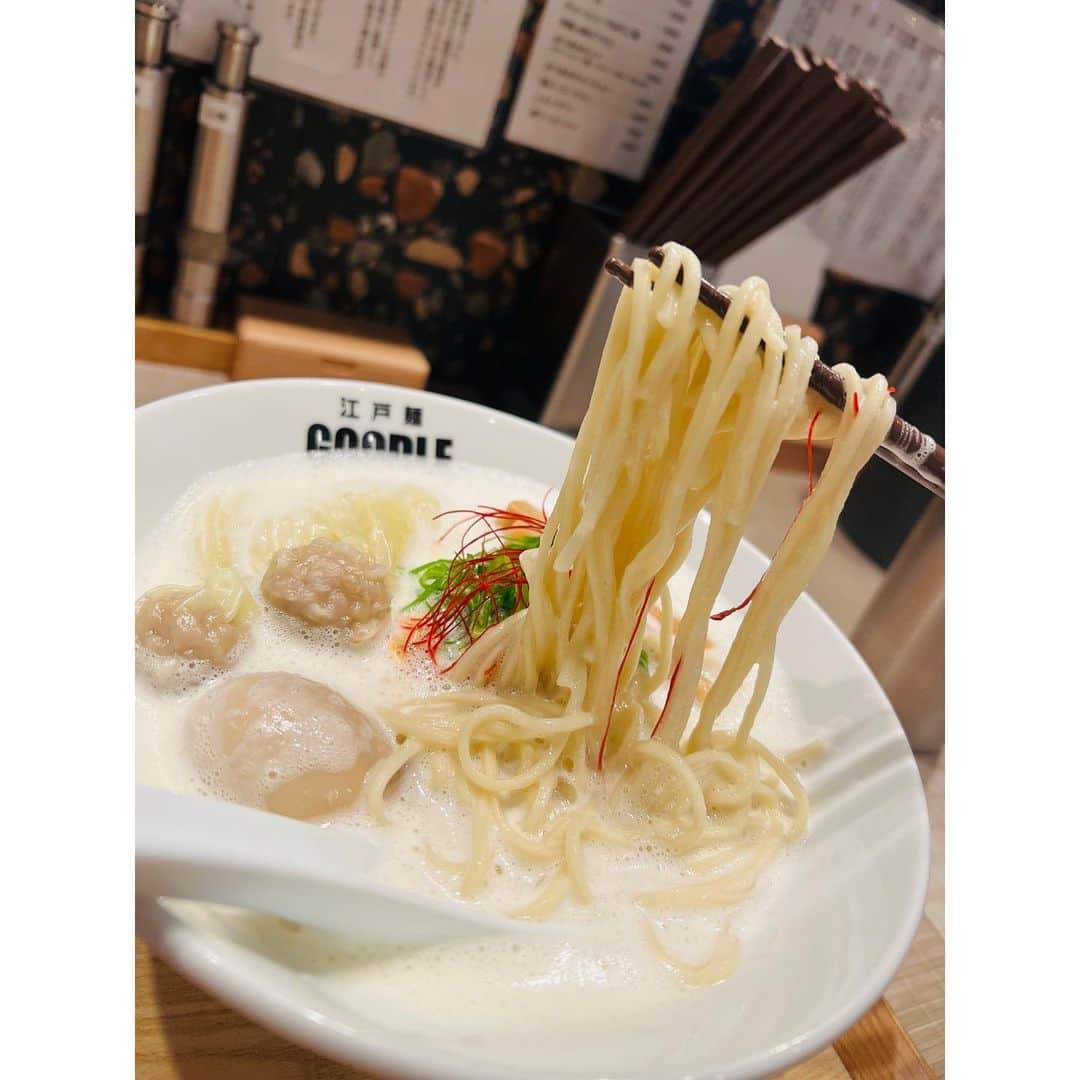 有明ゆなさんのインスタグラム写真 - (有明ゆなInstagram)「高田馬場にある ラーメン🍜 @goodle_takadanobaba さん . 写真では 真っ白のラーメン🍜が 気になってたんだけど 店員さんに聞いたら 醤油ラーメン🍜が 1番人気って聞いて 悩みに悩んだけど 鶏白湯の口になったので 鶏白湯にしちゃった😳🩷 . ポタージュのように 優しい鶏白湯✨ ワンタンと白湯があう🥹 半熟卵もすきな感じ✌️ . 扇子も席に🪭1つづつあって 暑がりのゆなには ありがたかった🥴✨ . そして れんげの裏に おしゃれな文字が📝 頭悪くて読めないけど🤣🥲 . 鶏白湯も美味しかったけど 醤油の透き通ったスープも たまらないなぁー🫢🫢🫢 . . . . PR @goodle_takadanobaba #鶏醤油ラーメン #鶏白湯ラーメン #高田馬場グルメ #高田馬場ランチ #高田馬場ディナー #高田馬場ラーメン #早稲田ラーメン #goodle」6月20日 13時27分 - ariake_yuna