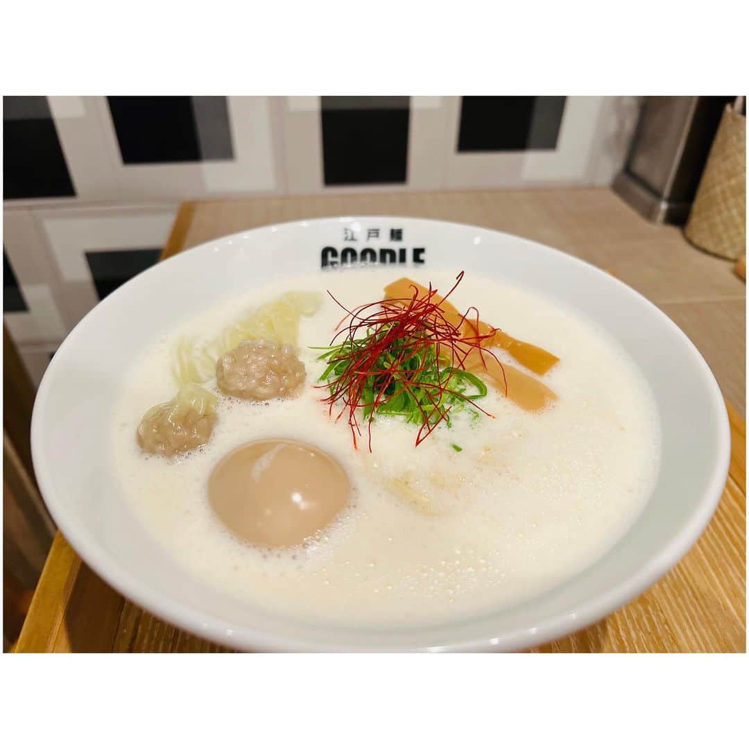 有明ゆなさんのインスタグラム写真 - (有明ゆなInstagram)「高田馬場にある ラーメン🍜 @goodle_takadanobaba さん . 写真では 真っ白のラーメン🍜が 気になってたんだけど 店員さんに聞いたら 醤油ラーメン🍜が 1番人気って聞いて 悩みに悩んだけど 鶏白湯の口になったので 鶏白湯にしちゃった😳🩷 . ポタージュのように 優しい鶏白湯✨ ワンタンと白湯があう🥹 半熟卵もすきな感じ✌️ . 扇子も席に🪭1つづつあって 暑がりのゆなには ありがたかった🥴✨ . そして れんげの裏に おしゃれな文字が📝 頭悪くて読めないけど🤣🥲 . 鶏白湯も美味しかったけど 醤油の透き通ったスープも たまらないなぁー🫢🫢🫢 . . . . PR @goodle_takadanobaba #鶏醤油ラーメン #鶏白湯ラーメン #高田馬場グルメ #高田馬場ランチ #高田馬場ディナー #高田馬場ラーメン #早稲田ラーメン #goodle」6月20日 13時27分 - ariake_yuna