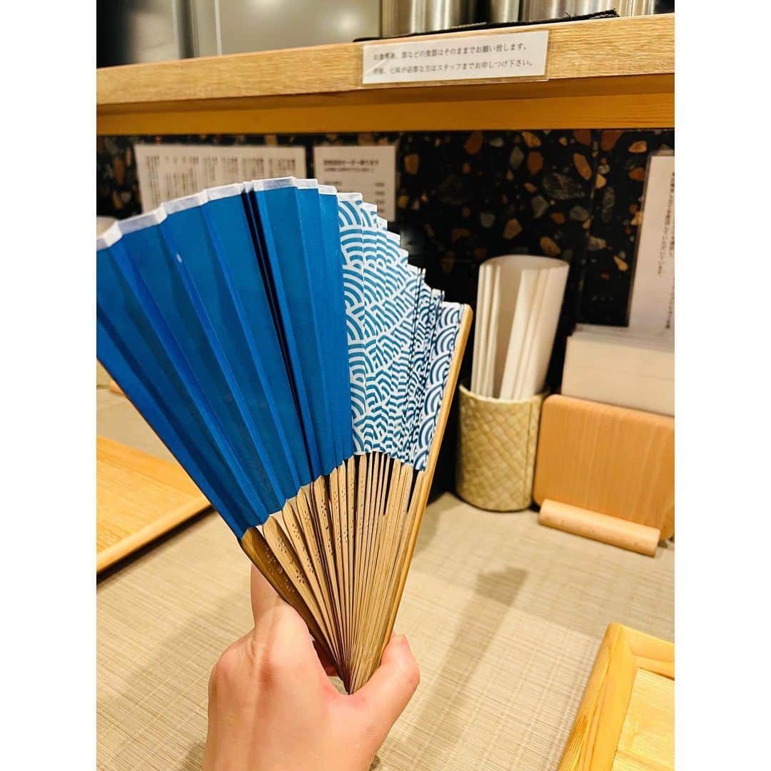 有明ゆなさんのインスタグラム写真 - (有明ゆなInstagram)「高田馬場にある ラーメン🍜 @goodle_takadanobaba さん . 写真では 真っ白のラーメン🍜が 気になってたんだけど 店員さんに聞いたら 醤油ラーメン🍜が 1番人気って聞いて 悩みに悩んだけど 鶏白湯の口になったので 鶏白湯にしちゃった😳🩷 . ポタージュのように 優しい鶏白湯✨ ワンタンと白湯があう🥹 半熟卵もすきな感じ✌️ . 扇子も席に🪭1つづつあって 暑がりのゆなには ありがたかった🥴✨ . そして れんげの裏に おしゃれな文字が📝 頭悪くて読めないけど🤣🥲 . 鶏白湯も美味しかったけど 醤油の透き通ったスープも たまらないなぁー🫢🫢🫢 . . . . PR @goodle_takadanobaba #鶏醤油ラーメン #鶏白湯ラーメン #高田馬場グルメ #高田馬場ランチ #高田馬場ディナー #高田馬場ラーメン #早稲田ラーメン #goodle」6月20日 13時27分 - ariake_yuna