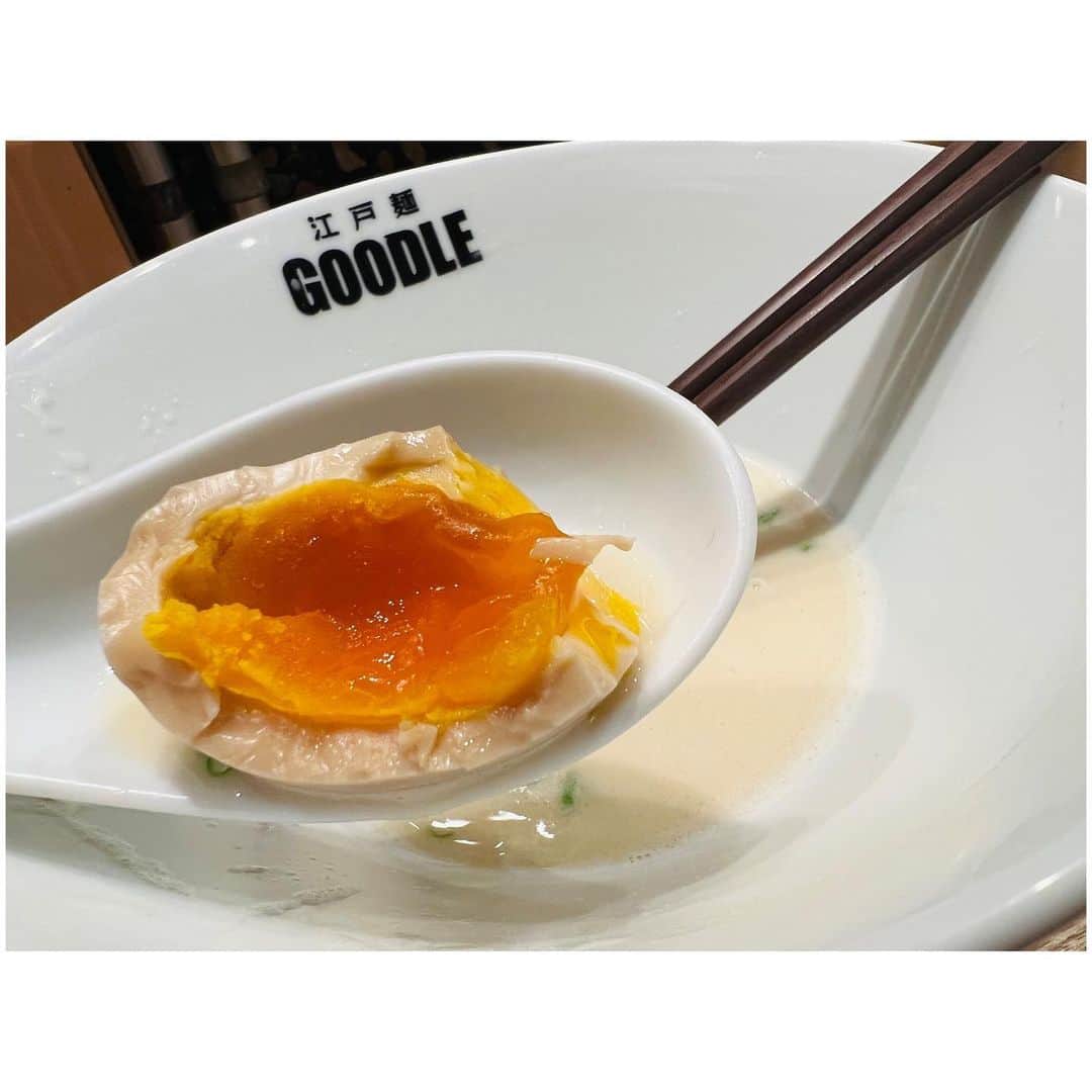 有明ゆなさんのインスタグラム写真 - (有明ゆなInstagram)「高田馬場にある ラーメン🍜 @goodle_takadanobaba さん . 写真では 真っ白のラーメン🍜が 気になってたんだけど 店員さんに聞いたら 醤油ラーメン🍜が 1番人気って聞いて 悩みに悩んだけど 鶏白湯の口になったので 鶏白湯にしちゃった😳🩷 . ポタージュのように 優しい鶏白湯✨ ワンタンと白湯があう🥹 半熟卵もすきな感じ✌️ . 扇子も席に🪭1つづつあって 暑がりのゆなには ありがたかった🥴✨ . そして れんげの裏に おしゃれな文字が📝 頭悪くて読めないけど🤣🥲 . 鶏白湯も美味しかったけど 醤油の透き通ったスープも たまらないなぁー🫢🫢🫢 . . . . PR @goodle_takadanobaba #鶏醤油ラーメン #鶏白湯ラーメン #高田馬場グルメ #高田馬場ランチ #高田馬場ディナー #高田馬場ラーメン #早稲田ラーメン #goodle」6月20日 13時27分 - ariake_yuna