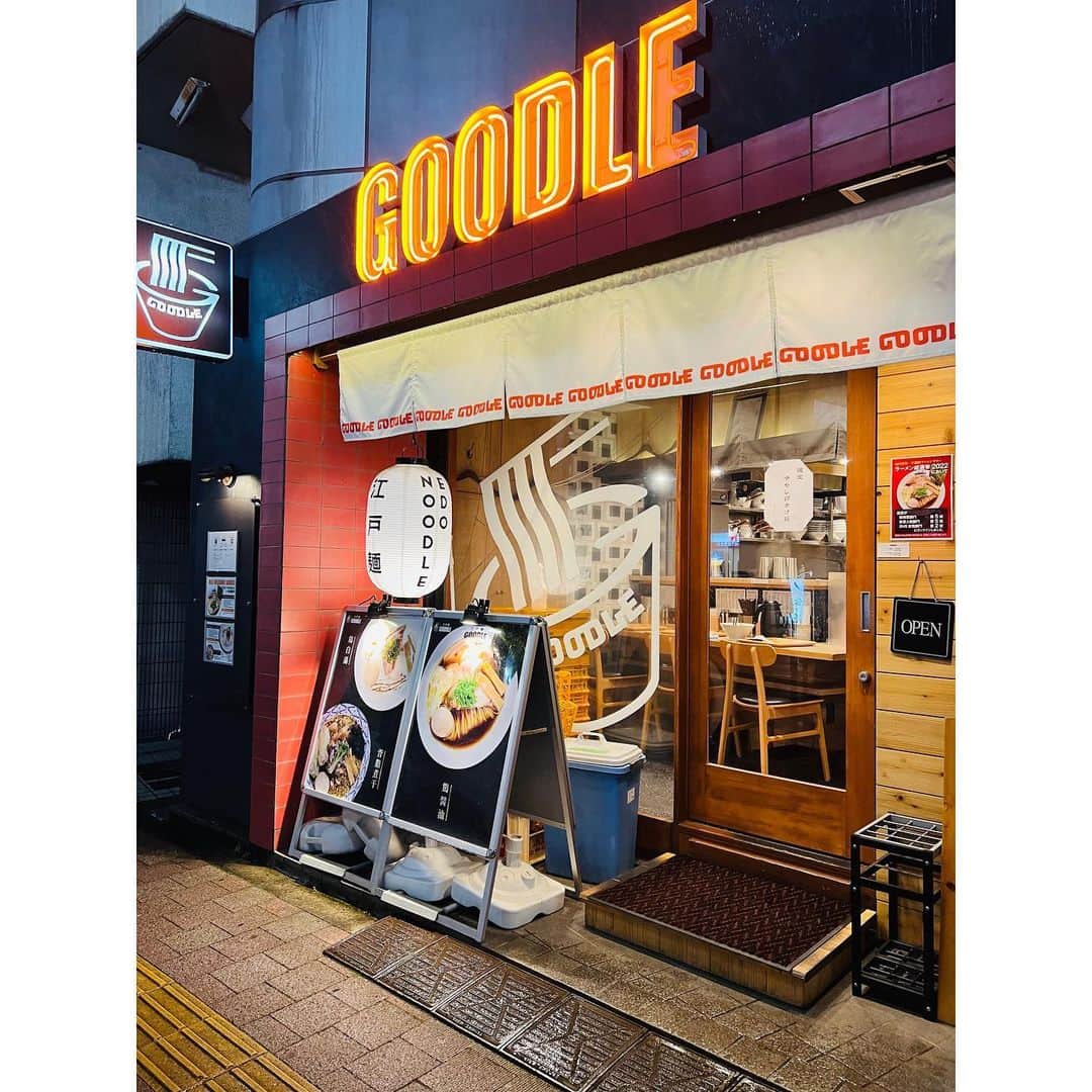 有明ゆなさんのインスタグラム写真 - (有明ゆなInstagram)「高田馬場にある ラーメン🍜 @goodle_takadanobaba さん . 写真では 真っ白のラーメン🍜が 気になってたんだけど 店員さんに聞いたら 醤油ラーメン🍜が 1番人気って聞いて 悩みに悩んだけど 鶏白湯の口になったので 鶏白湯にしちゃった😳🩷 . ポタージュのように 優しい鶏白湯✨ ワンタンと白湯があう🥹 半熟卵もすきな感じ✌️ . 扇子も席に🪭1つづつあって 暑がりのゆなには ありがたかった🥴✨ . そして れんげの裏に おしゃれな文字が📝 頭悪くて読めないけど🤣🥲 . 鶏白湯も美味しかったけど 醤油の透き通ったスープも たまらないなぁー🫢🫢🫢 . . . . PR @goodle_takadanobaba #鶏醤油ラーメン #鶏白湯ラーメン #高田馬場グルメ #高田馬場ランチ #高田馬場ディナー #高田馬場ラーメン #早稲田ラーメン #goodle」6月20日 13時27分 - ariake_yuna