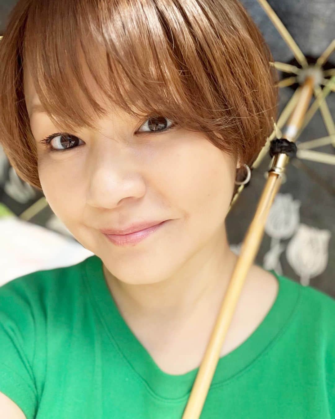 中澤裕子のインスタグラム：「⭐︎⭐︎  誕生日、元気に迎えました。 なんでしょう。 すごく穏やかで、気分いい １日でした。  明るい色のお洋服を着たくて グリーンを。 良いお天気だった昨日。 陽射しのおかげで より鮮やかに💚  さぁ、 新しい世代に入ったし、 何か目標でも持とうかな。  そうだなぁ、、まずは　 １日２リットルのお水を飲む。 そんな感じで、日々楽しもう☺️」