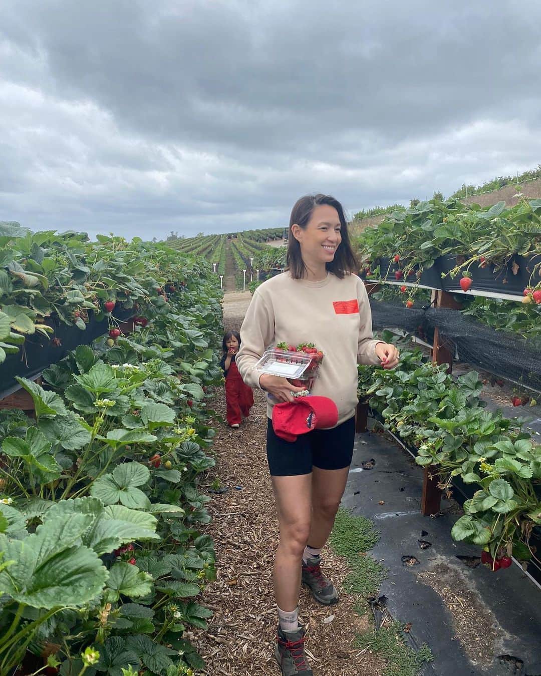 Livさんのインスタグラム写真 - (LivInstagram)「Worth the drive to for all you can eat 🍓🥕🤩👍🏻✨ @tanakafarms」6月20日 13時43分 - livlogolding