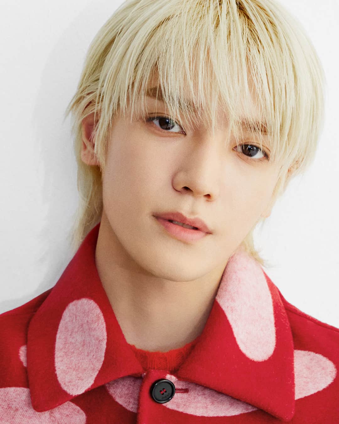 フィガロジャポンさんのインスタグラム写真 - (フィガロジャポンInstagram)「#news NCTのテヨンが、ロエベのグローバルブランドアンバサダーに就任！   テヨンは「ロエベのグローバルブランド アンバサダーに就任でき、大変光栄です。ロエベのデザインだけでなく、ブランドの哲学やユニークなコミュニケーションにも惹かれ、大ファンでした。ロエベとの新たな船出の機会に心から感謝しています」とコメント。  クリエイティブディレクターのジョナサン・アンダーソンもコメントが到着。「テヨンをロエベファミリーに迎えられることを嬉しく思います。彼は長い間ロエベに憧れを抱き、着用してきたというブランドとの特別なつながりがあり、私たちは彼の個性的なスタイルを愛しています。ソングライティング、パフォーマンス、ビジュアルクリエイションと、多くの才能を持つテヨンとのコラボレーションが何をもたらすのか、本当に楽しみです」と語った。  photography: LOEWE  @loewe  @taeoxo_nct  #TAEYONG #태용 #NCT #nct #NCT127 #nct127 #nct_taeyong #taeyong #leetaeyong #taeyonglee #이태용 #李泰容 #テヨン」6月20日 13時36分 - madamefigarojapon
