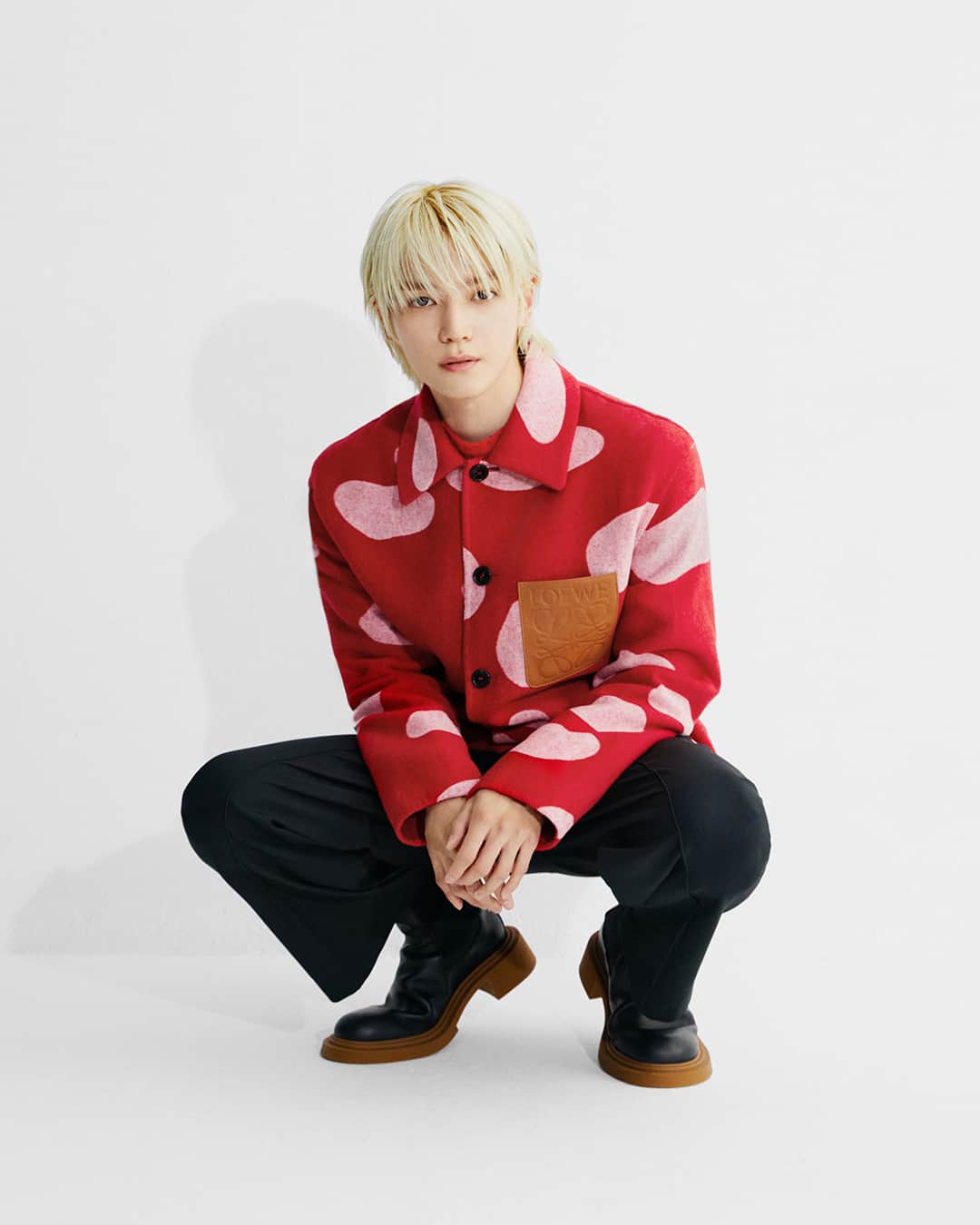 フィガロジャポンさんのインスタグラム写真 - (フィガロジャポンInstagram)「#news NCTのテヨンが、ロエベのグローバルブランドアンバサダーに就任！   テヨンは「ロエベのグローバルブランド アンバサダーに就任でき、大変光栄です。ロエベのデザインだけでなく、ブランドの哲学やユニークなコミュニケーションにも惹かれ、大ファンでした。ロエベとの新たな船出の機会に心から感謝しています」とコメント。  クリエイティブディレクターのジョナサン・アンダーソンもコメントが到着。「テヨンをロエベファミリーに迎えられることを嬉しく思います。彼は長い間ロエベに憧れを抱き、着用してきたというブランドとの特別なつながりがあり、私たちは彼の個性的なスタイルを愛しています。ソングライティング、パフォーマンス、ビジュアルクリエイションと、多くの才能を持つテヨンとのコラボレーションが何をもたらすのか、本当に楽しみです」と語った。  photography: LOEWE  @loewe  @taeoxo_nct  #TAEYONG #태용 #NCT #nct #NCT127 #nct127 #nct_taeyong #taeyong #leetaeyong #taeyonglee #이태용 #李泰容 #テヨン」6月20日 13時36分 - madamefigarojapon