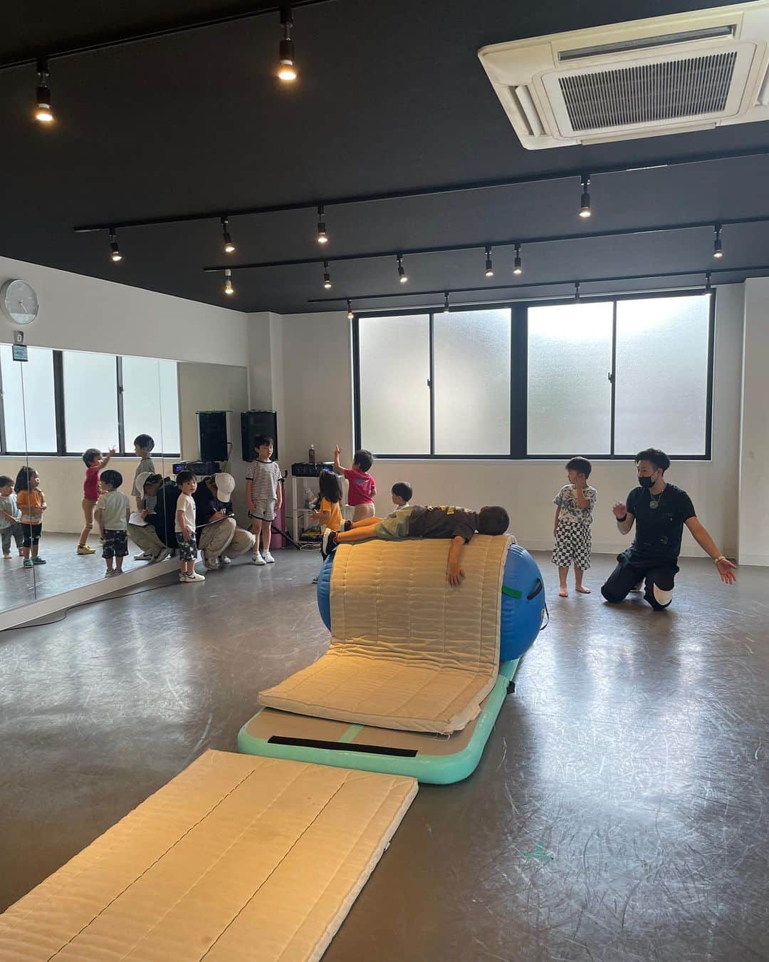 小川麻琴さんのインスタグラム写真 - (小川麻琴Instagram)「数年前に、舞台の振り付けでお世話になったダンサーの矢野だいすけさん( @doooom719axk )が  ダンス以外にもキッズにアクロバットを教えているとのことで、 教室(@akros_tsurugashima )に覗きに行ってきました🫣✨  私も子供達と触れ合うのが好きで、前々から子供達と一緒に体を動かす何かが出来たら楽しいだろうなと思っていたので、見学させてもらえて色々と勉強になりました😌  学校終わりの子供達がお母さんに連れられて続々とレッスンに参加してくるのですが、  子供達の底抜けの体力にはこちらが見ていて驚かされるし  あんな小さい体で、怖がらずにバク転にチャレンジしていく子供達の吸収力ほんとに凄いなと関心しっぱなしでした🥹✨  だいすけさんに、 麻琴さんもバク転どうですか？と言われましたが、、丁寧にお断りさせて頂きました🤣🤣🤣  私もいつか 子供✖️エンタメで何か出来たら良いなぁ🌻✨  子供達の笑顔は宝だね🥹  #ダンススクール  #体操教室  #バク転  #子供の笑顔」6月20日 13時39分 - 1029_makoto
