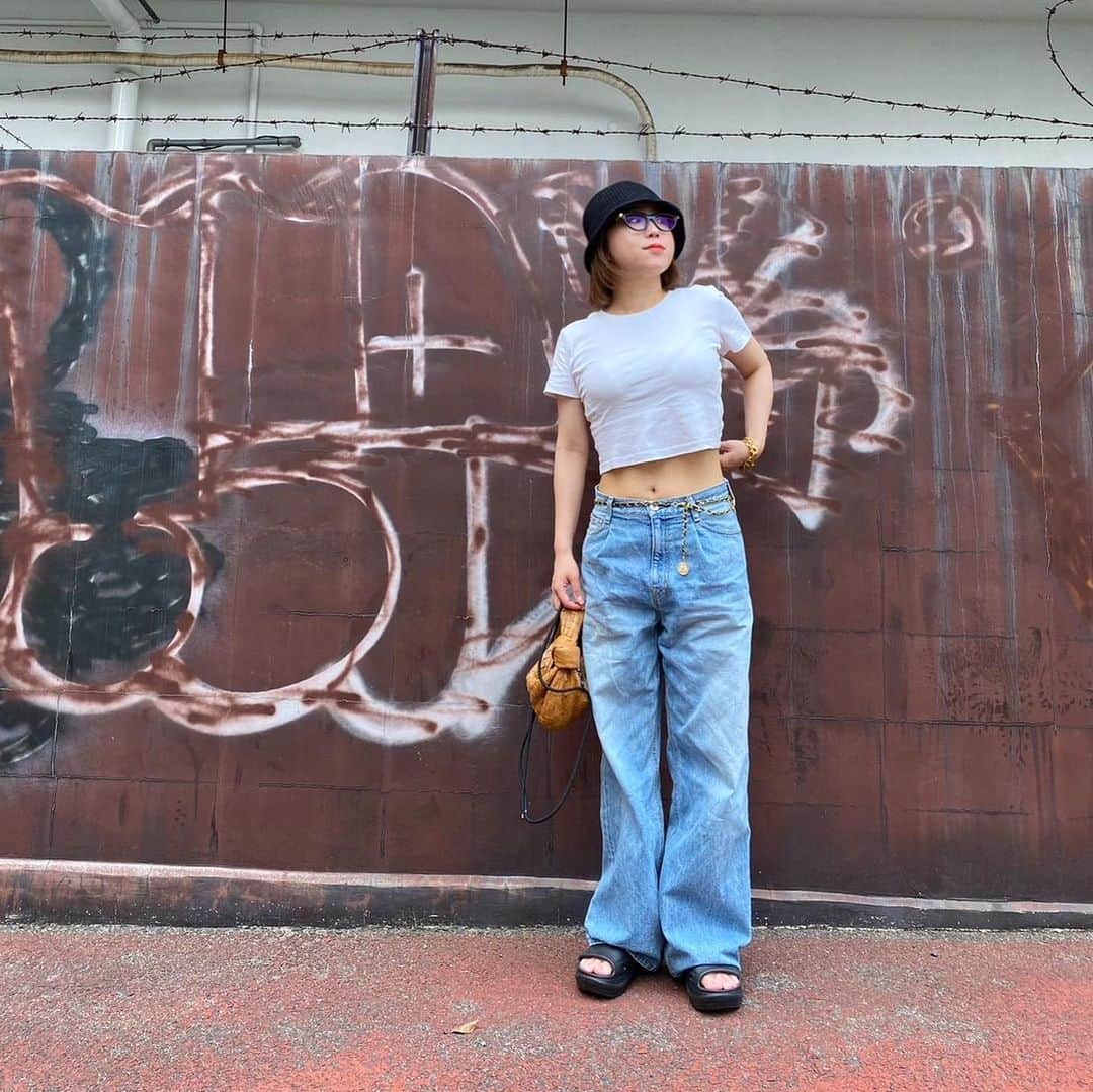 megumi kobayashiさんのインスタグラム写真 - (megumi kobayashiInstagram)「@balenciaga のサンダルがとにかく歩きやすくてサイコー🖤 @ta_i_ki とおそろい🫶　 . #ootd #デニムコーデ」6月20日 13時40分 - meg_nail