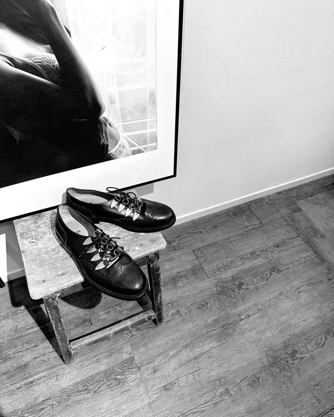 ロビンのインスタグラム：「Good shoes take you good places  最近は革靴を手に取る事が増えた そゆ気分らしい   @togaarchives」