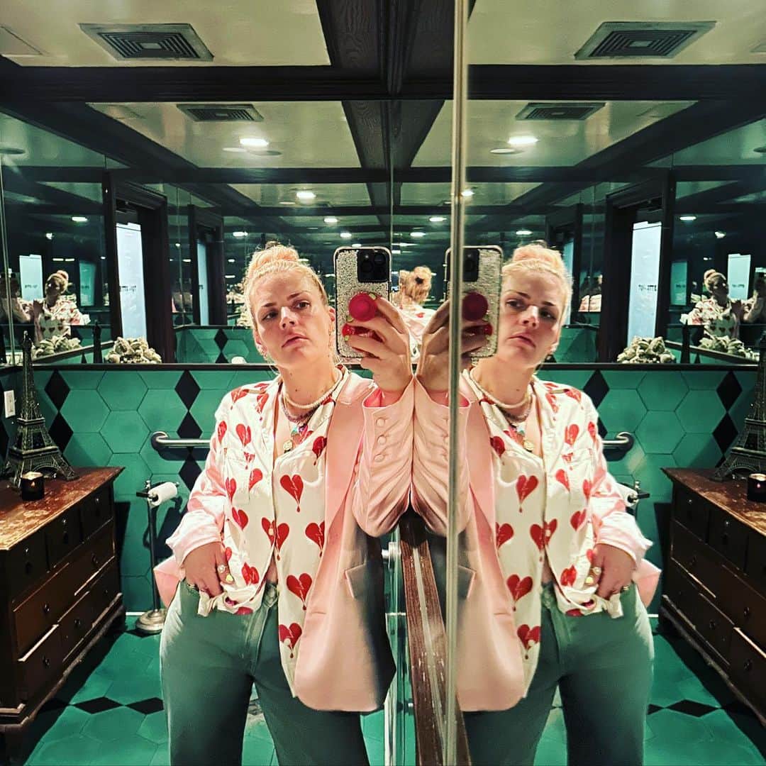 のインスタグラム：「1. i missed this bathroom mirror for selfies. 2. i missed this person and place 3. i will miss this face more than anything in the world when i don’t get to see it everyday 4. i miss seeing friends on their birthdays 5. i missed friends 6. i miss this laugh when i’m not around it. 7. i miss this, i miss this moment from yesterday already. ❤️」