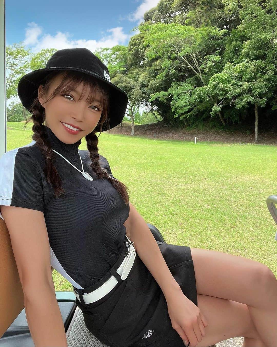 のインスタグラム：「𝐁𝐢𝐜𝐨𝐥𝐨𝐫 𝐌𝐨𝐜𝐤 𝐍𝐞𝐜𝐤 𝐖𝐞𝐚𝐫 𓂃◌𓈒𓐍   夏でもオシャレなモノトーンコーデ🖤  バイカラー切り替えで 前と後ろの見え方が違うのがカッコイイ⸝⋆⸝⋆  冷感素材で涼しく着れるの𓆫 ３色カラー展開があるよ♡♡♡ @tandr_golf #tandr ． ． ． ． hat @neweracap #neweracap  skirt @bull__and__bull #bullandbull  necklace @zaapfamily #zaapfamily  ． ． ． ． #ゴルフウェア #モノトーンコーデ #いづみんコーデ #いづみんゴルフ #bullandbullでいこう #ニューエラキャップ #ニューエラ女子 #ニューエラゴルフ」