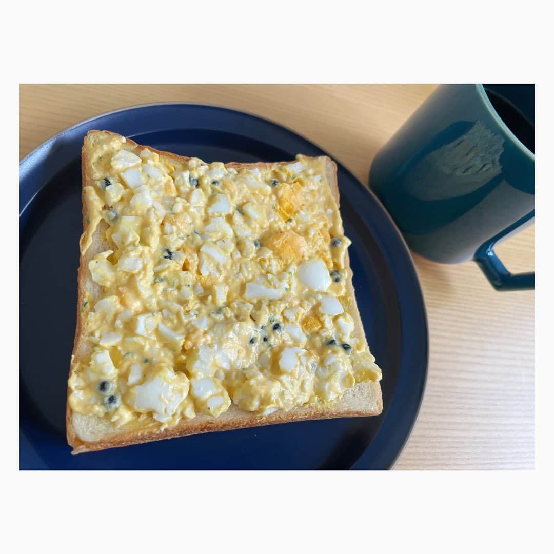 小川麻琴さんのインスタグラム写真 - (小川麻琴Instagram)「愛用している @futsunoshop さんの  ふつうの塩 ふつうの胡椒 ふつうのマヨネーズ  を使って、タマゴサラダ作ってパンに乗っけて食べたよ😋  塩、マヨネーズは シンプルな中にしっかりと旨味が感じられて美味しいのはもちろんなのですが、  この胡椒！ めちゃくちゃ美味しい😳  粒のままなのですが 嫌な辛さはまったくなく 何より食感が最高で驚きの美味しさでした🥹  このタマゴサラダ、 リピート決定です🫣❤️  #ふつうのショップ  #ふつうの塩  #ふつうの胡椒  #ふつうのマヨネーズ  #タマゴサラダ  #まことパン #まことベーグル  #パンスタグラム」6月20日 13時58分 - 1029_makoto
