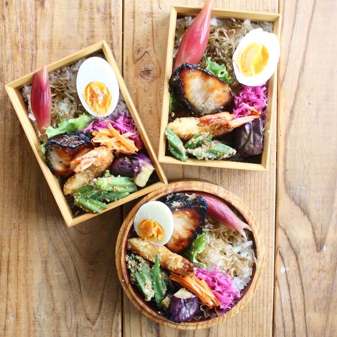 のインスタグラム：「今日のお弁当 2023.06.20  ちりめん雑魚と山椒のご飯 鰤の塩麹焼き 海老フライ 茄子南蛮 おくらの胡麻和え キャロットラペ 紫キャベツラペ  ちりめん雑魚の佃煮を白米に混ぜ込んで混ぜご飯。 実家にも差し入れ。 おかずよりごはん多めにしてくれとゆーので、今回はおおめにしてありますwww」