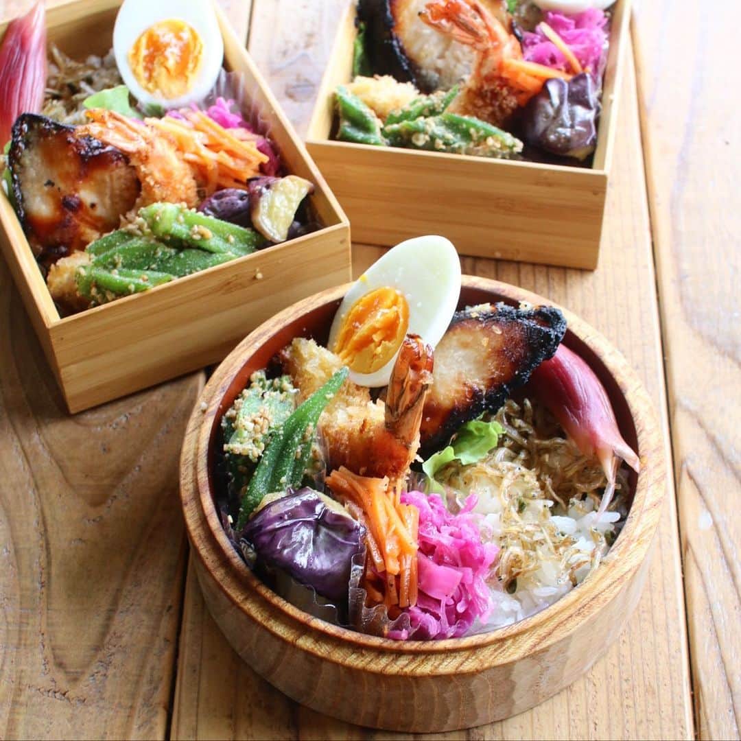 Atsukoさんのインスタグラム写真 - (AtsukoInstagram)「今日のお弁当 2023.06.20  ちりめん雑魚と山椒のご飯 鰤の塩麹焼き 海老フライ 茄子南蛮 おくらの胡麻和え キャロットラペ 紫キャベツラペ  ちりめん雑魚の佃煮を白米に混ぜ込んで混ぜご飯。 実家にも差し入れ。 おかずよりごはん多めにしてくれとゆーので、今回はおおめにしてありますwww」6月20日 14時12分 - sakuracafe001