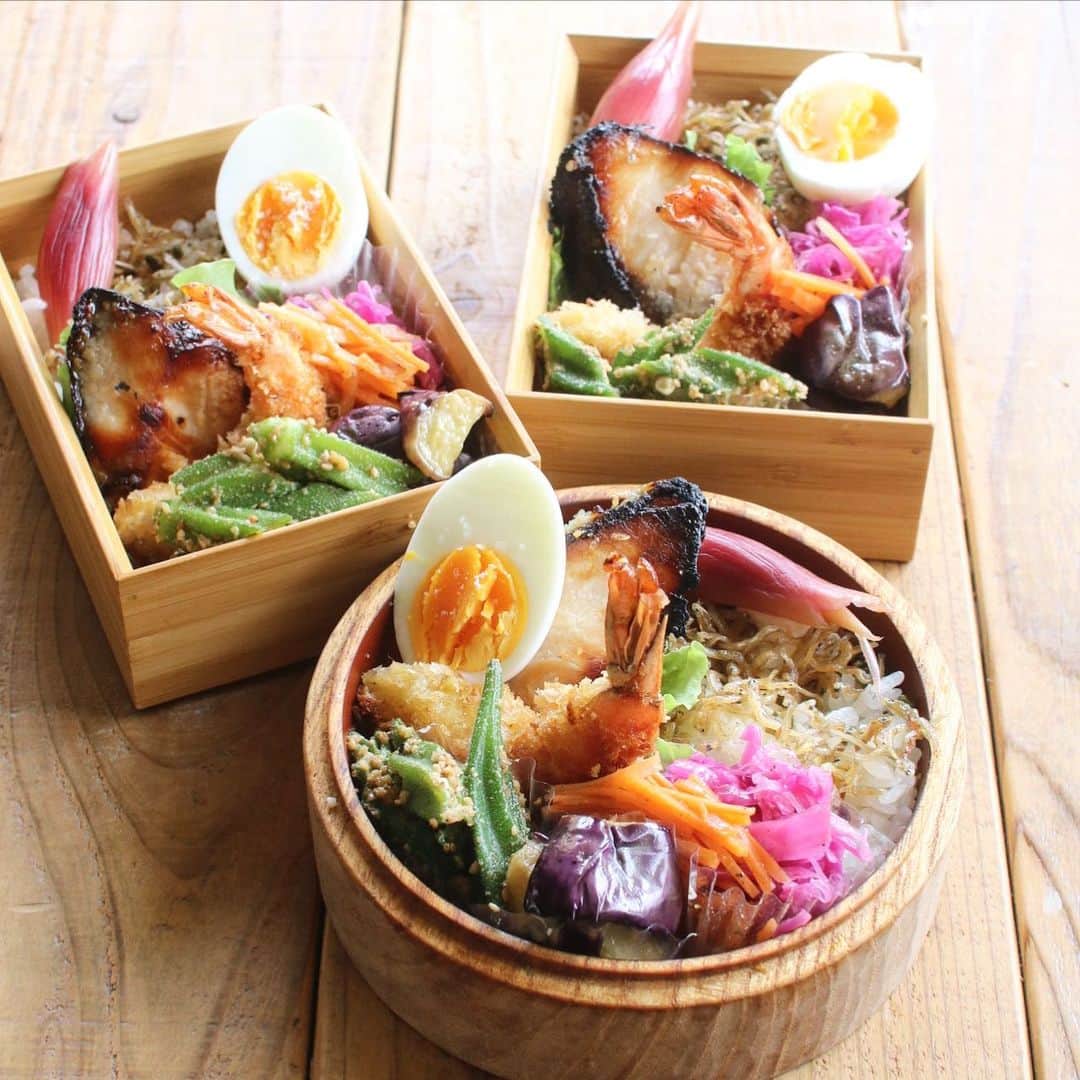 Atsukoさんのインスタグラム写真 - (AtsukoInstagram)「今日のお弁当 2023.06.20  ちりめん雑魚と山椒のご飯 鰤の塩麹焼き 海老フライ 茄子南蛮 おくらの胡麻和え キャロットラペ 紫キャベツラペ  ちりめん雑魚の佃煮を白米に混ぜ込んで混ぜご飯。 実家にも差し入れ。 おかずよりごはん多めにしてくれとゆーので、今回はおおめにしてありますwww」6月20日 14時12分 - sakuracafe001