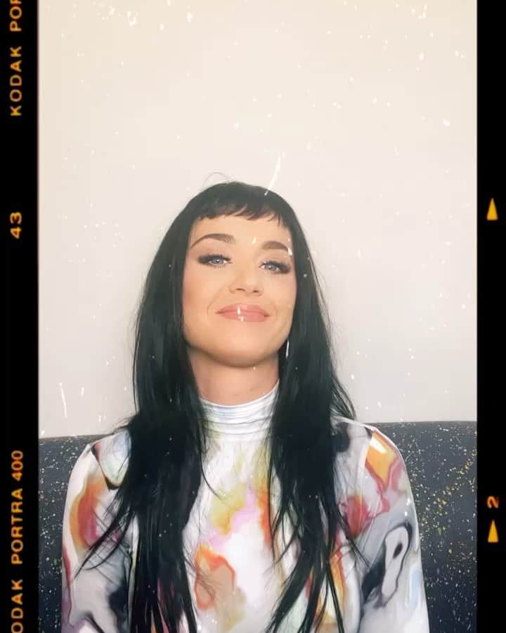 ケイティ・ペリーのインスタグラム：「🍓 🍭 🌈   Pre-order: http://katy.to/KPStore」
