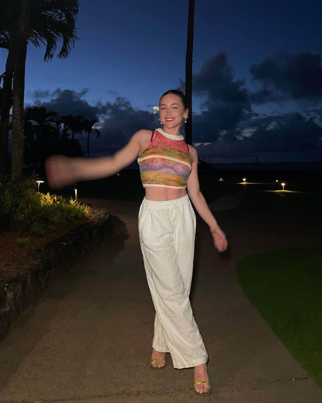 ノラ・フラットレーのインスタグラム：「girls trip🍸🌺🤭」