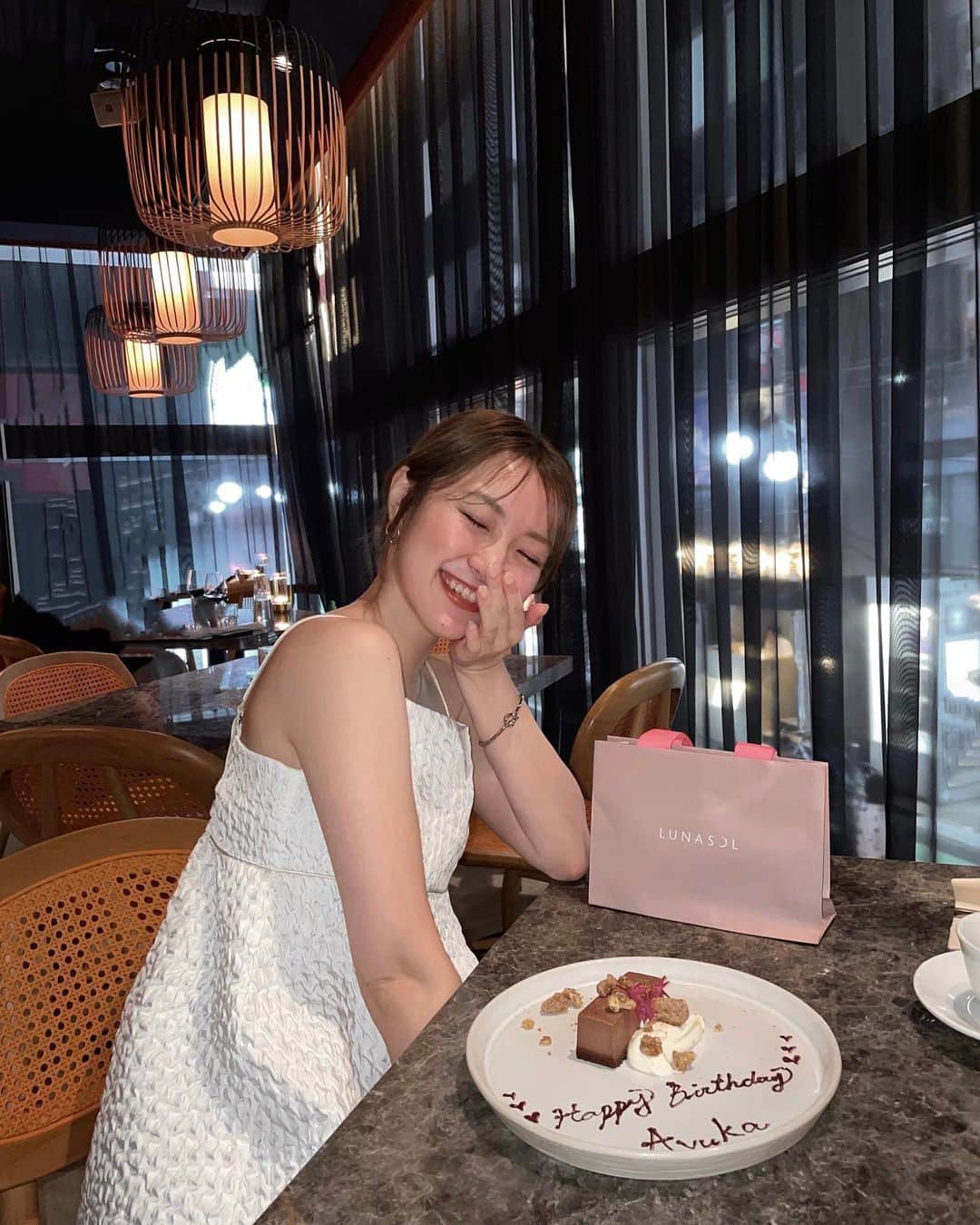 大野愛友佳のインスタグラム：「🎂🤍 thank you yu❤︎  バチェラーで出会ったことを 忘れてしまうくらい、 週1は会ってる感覚ね🤙🏽♡  お店はHonoluluで人気の THE PIG & THE LADY  なかなか行くことがないので ベトナム料理、とても新鮮だった✨  #pigandthelady #バースデープレート」