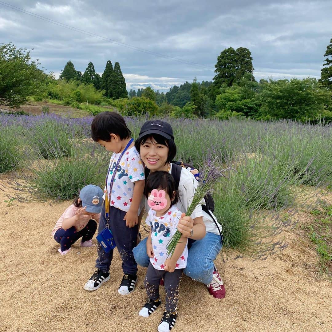 大西蘭のインスタグラム：「《富山市》 ラベンダー摘みに行ってきました✨  去年も訪れたハーブファーム富夢創野（とむそうや）🌿  もうね、ここだけ北海道の富良野なんじゃないかと錯覚する景色なのよ🥳  今回は三姉妹勢揃い✨姉と妹、姪っ子も誘って一緒に行ってきました♬   子供たちもラベンダーに鼻を近づけ、いい香りーと言っていて、可愛かった😍  天然の香りは人間に癒しを与えてくれるなぁと実感😌  香りは0.2秒で脳に届くから、自分が思っている以上に心や身体に働きかけるのよね。  エッセンシャルオイルを生活に取り入れてから、人工的な香りが苦手になったので、 ラベンダーの自然な香りにホッとしました🌿  入場料はかからないし、カフェも併設しているので 癒されたい方、オススメです🥺  ． ｡.｡･.｡*ﾟ+｡｡.｡･.｡*ﾟ+｡｡.｡･.｡*ﾟ ⁡ 🌿ハーブファーム富夢創野（とむそうや） ⁡ ▽ホームページ https://tomsawyertoyama.com/ ⁡ ▽住所 富山市池多800  ⁡ ▽入園料 無料 ⁡ ⁡ ⁡ ｡.｡･.｡*ﾟ+｡｡.｡･.｡*ﾟ+｡｡.｡･.｡*ﾟ ⁡ ⁡ . いいね、コメント、保存ありがとうございます😌✨ ⁡ 気軽にフォローしてくださいね🌷 @onishiran ⁡ ⁡ ． #ハーブファーム #ハーブファーム富夢創野 #富夢創野 #ハーブファームトムソーヤ #ラベンダー摘み #ラベンダー畑 #富山お出かけ #富山子連れお出かけ #富山お出かけスポット」