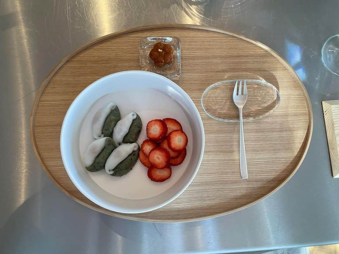 ミン・ヒョリンのインスタグラム：「🍡🍓😋」