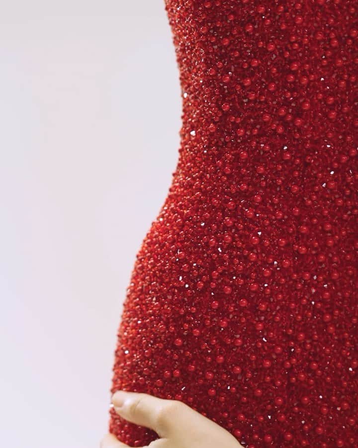 サルヴァトーレ・フェラガモのインスタグラム：「@beyonce #FERRAGAMOCUSTOM RED GOWN BY @_maximiliandavis_ IN THE MAKING.」