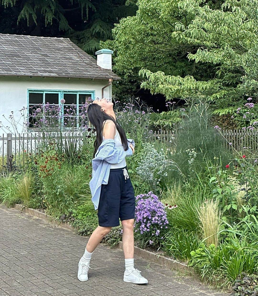 伊藤友奈さんのインスタグラム写真 - (伊藤友奈Instagram)「️ ⛲️ #englishgarden #flowergarden #yoyogipark #fashion#ootd#nature#tokyo #tokyoparkgardenaward   Garden design contest #平間淳子　さん #代々木公園 #フラワーガーデン」6月20日 23時45分 - youna.ito