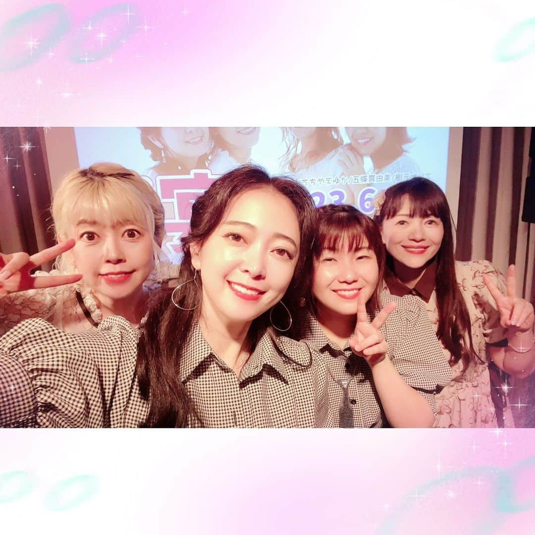 うちやえゆかさんのインスタグラム写真 - (うちやえゆかInstagram)「6月17日は 『よにんでTEUCHI Fan Meeting ぷち宴』 今回はファンミーティングということで、トークと歌で お送りするライブ。やっぱりテウチライブは楽しいね！ みんなが楽しそうに見てくれてるのがとっても、 嬉しかったです。久しぶりにテウチで会えましたね♪   お弁当支援ありがとう！「上ミックス弁当」 めーーーっちゃめちゃ美味しかった🥩 パワーいっぱいいただきました💪   チェキもい～っぱいお申込みしてくださり ありがとうございました°˖☆◝(⁰▿⁰)◜☆˖°   ご来場の方全員にプレゼントのポストカード。季節感の あるイラスト💙それぞれとても可愛く、テウチライブ らしい一枚でした✨って、やえ丼の頭には何かが乗ってる⁈   今回はピアノ演奏に滝千奈美さん、 ちなみんをお迎えしてお送りしました♪   タニー、谷本貴義オーナーのまさかの歌唱、 ドッカンドッカンきたよね！頂いたプロポリス効きましたw 赤坂ロマン 歌いやすかったな♪   私の喉が不調ですみません。まいこが途中でさっと、 助けてくれたりして🙇‍♀️   最強の仲間！ こうして楽しく歌えてるのは、みんなのおかげです！   次にテウチメンバーでみんなに会えるのはいつかな？ テウチを応援してくれるみなさん 本当にありがとうございます🍀  #テウチライブ #ファンミーティング #榎本温子 #樹元オリエ #五條真由美 #うちやえゆか #ピアノ #滝千奈美 #叙々苑 #上ミックス弁当 #美味しかった #赤坂ロマン #谷本貴義 #ありがとうございました #感謝」6月20日 23時47分 - yukauchiyae