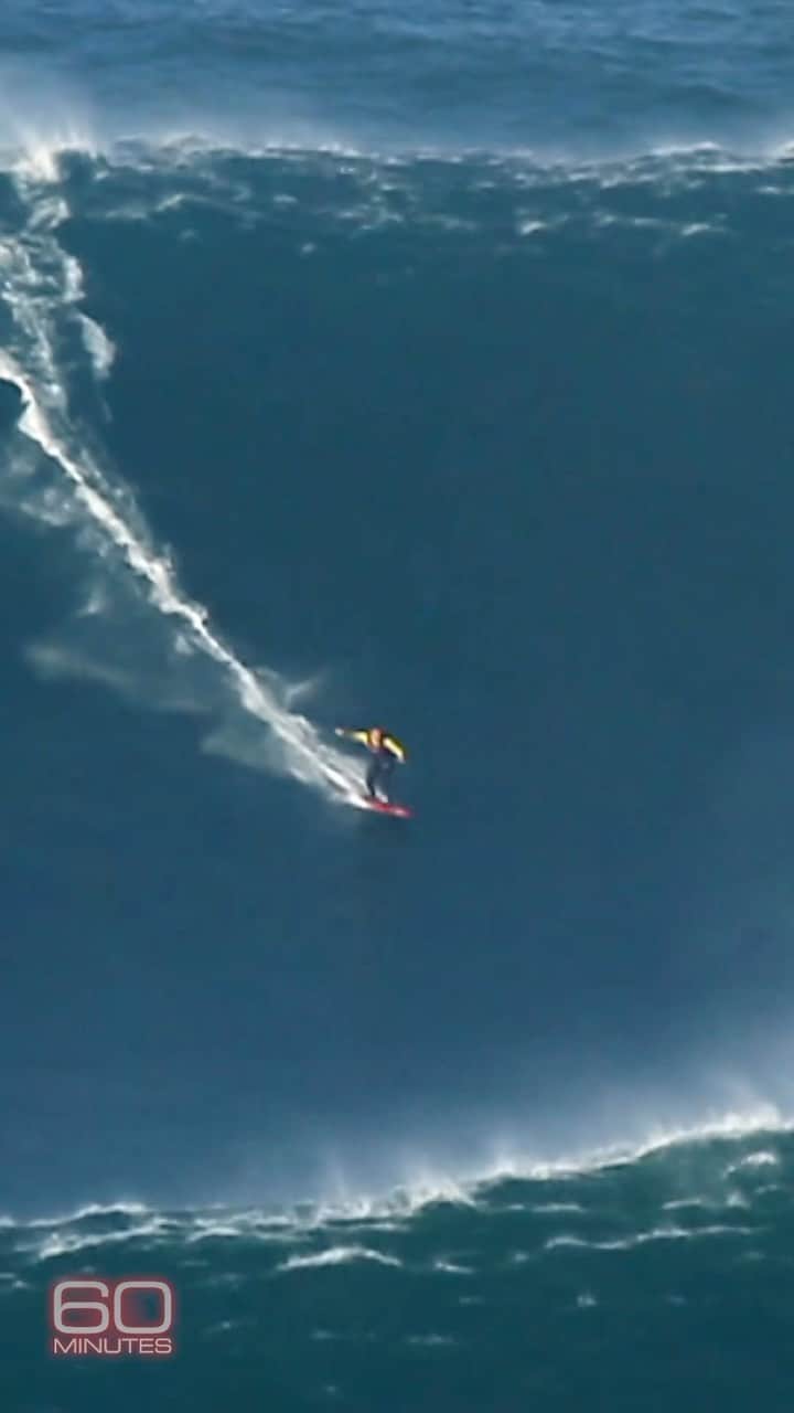アンダーソン・クーパーのインスタグラム：「Garrett McNamara surfed a 78-foot-high wave – setting a world record in 2011. He compares it to skiing or snowboarding straight down a hill over ice and moguls with an avalanche coming down after you. 🏄‍♂️」