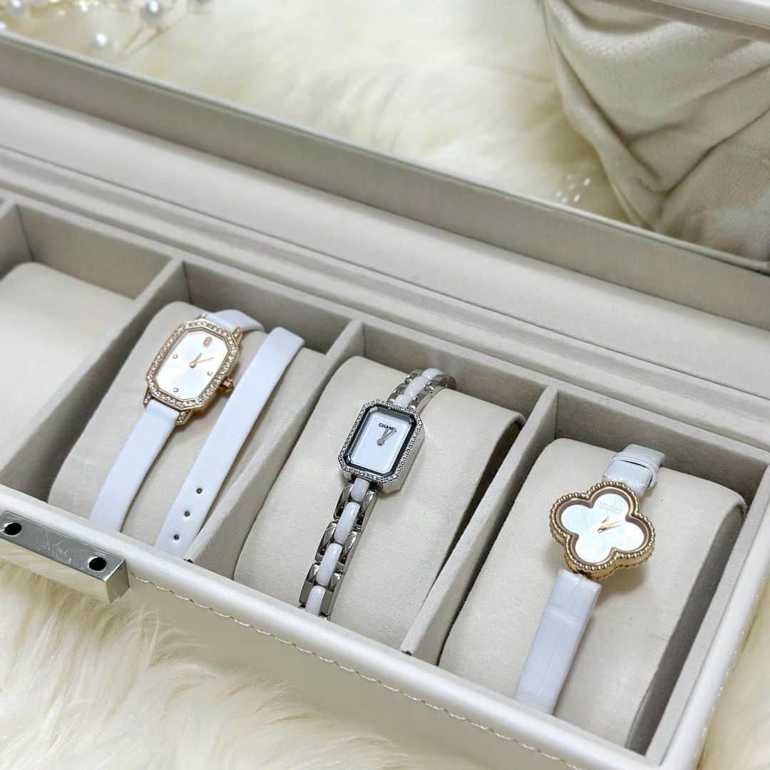 吉川ちかさんのインスタグラム写真 - (吉川ちかInstagram)「腕時計が増えてきたから 時計ケースを購入🥹💓  デコホームで購入しました！ 腕時計が5本入るし、 クッションを外したら アクセサリーも収納できる👏💕  見た目がシンプルだし 部屋の雰囲気にも合ってた！ 値段は2490円でした🥹💓  #時計ケース#腕時計#腕時計ケース#デコホーム#デコホームニトリ#ニトリ#ニトリ購入品#時計好き」6月20日 23時50分 - yoshikawachika_1116