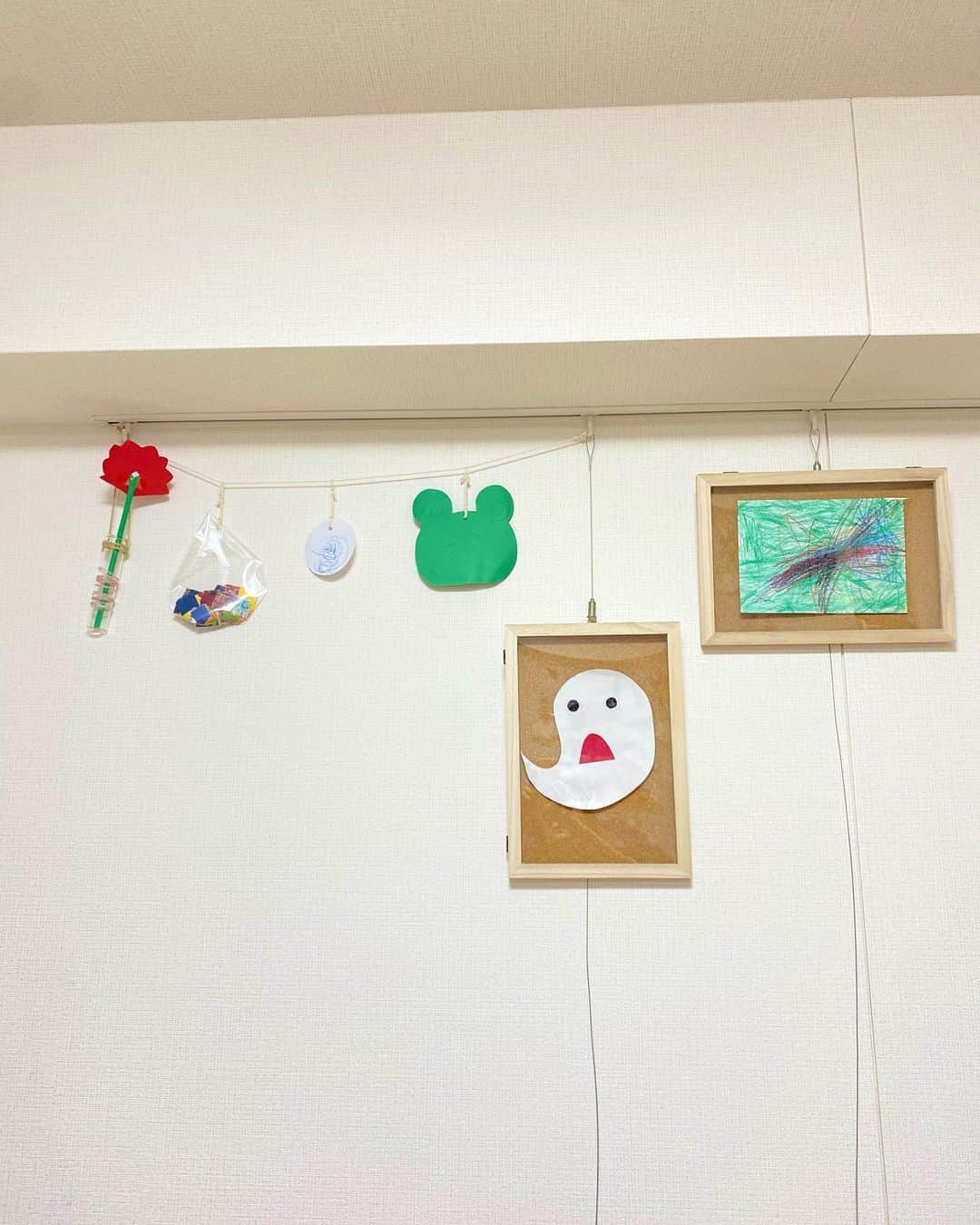 野口綾子さんのインスタグラム写真 - (野口綾子Instagram)「幼稚園に通い始めて、制作物が増えたので @monaka_home__ さんの投稿を参考に、ダイソーのウッドボックスで制作物を飾るフレームを作ってみました  簡単に開閉できて何枚か重ねて入れられるので、気分で変えられるし作ってよかった  カエルの目の位置に目が描けるようになってる🥹✨と、どんな作品でも成長を日々感じてしまいます  #子供の作品 #子供の作品収納 #子供の絵 #子供のいる暮らし #赤ちゃんのいる生活 #幼稚園 #年少さん #2歳差育児 #2歳差兄妹 #男の子ママ #女の子ママ #父の日プレゼント #母の日プレゼント」6月20日 23時57分 - ayako__n