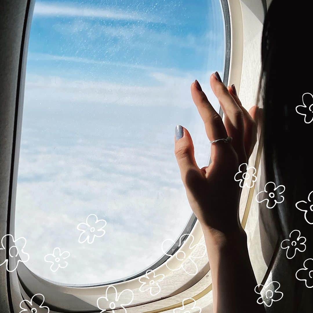みこのインスタグラム：「New digital single「Blue Flight」Now on release !!!!! 🛩️💎  今年の夏を涼しく彩るフライトソングが完成。各サブスクにてぜひ聞いてください👂✶  少し前までは人生には目的地があって、そこに辿り着くことを待っているような気分で毎日を過ごしていました。  だけど最近、目的地の先にもまた道は続いていて、生き道中こそが人生の中心にあるという目線に切り替わったんです。  Blue Flightは、旅という目的地に向かうフライトの情景を閉じ込めた楽曲。  普段は見られない雲の上の景色が本当に好きで、いつか歌ってみたいと思っていました。  電波の届かない機内で自分の心と向き合う時間は、蒸し暑い夏の夜に寝付けない時間と似ている気がします。  2023年の夏を涼しく彩るサマーアンセムとなりますように。」