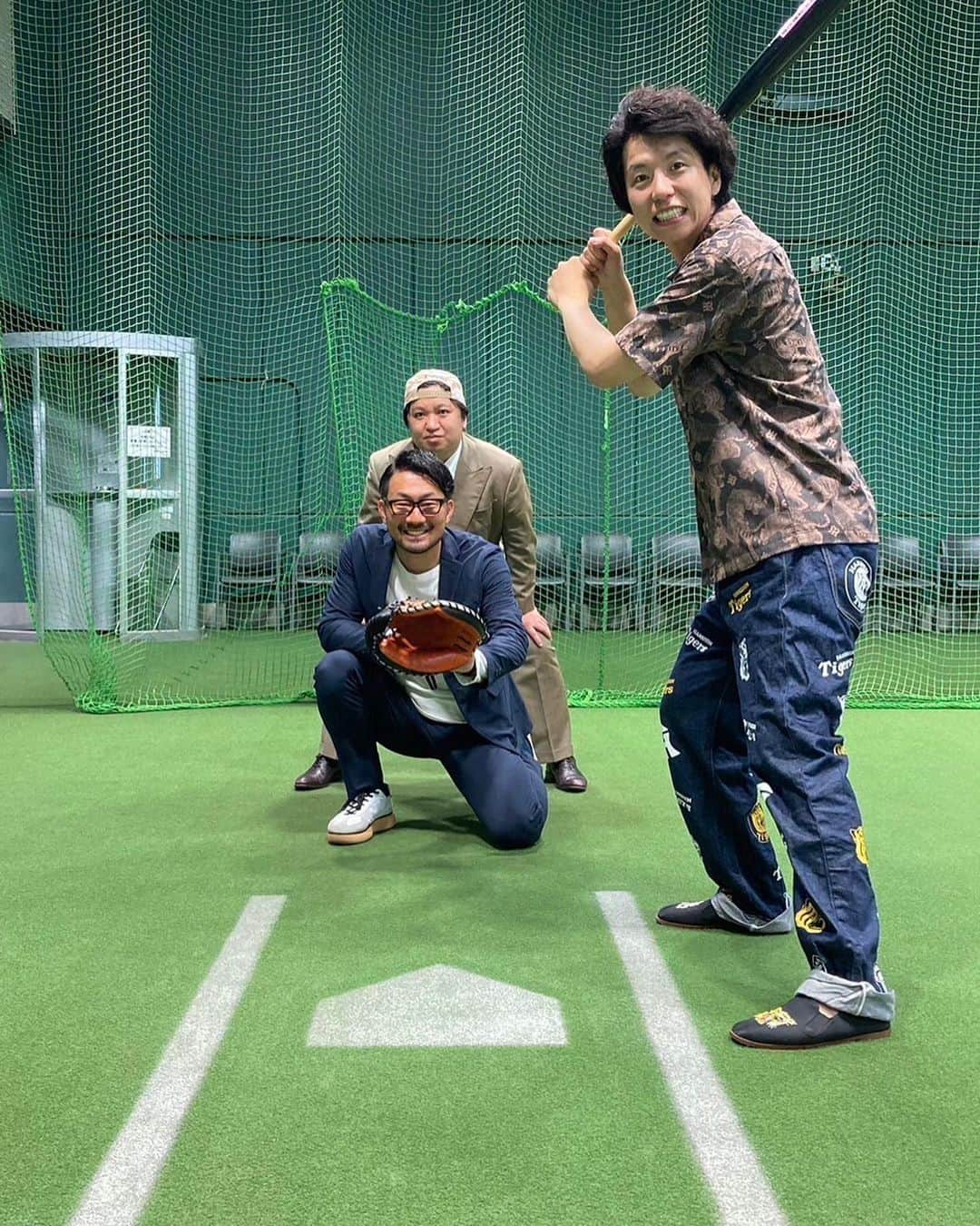 辻さんのインスタグラム写真 - (辻Instagram)「元阪神タイガース、狩野恵輔さんとお仕事させていただきました！！ 狩野さんの解説が好きでいつか阪神の監督してほしくて、2年前テレビ局のメイク室で話しかけようとしたけど勇気出せず諦めた時に「辻さん、応援してます。」と言っていただけた嬉しさは忘れません。やっと共演出来ました！ めちゃめちゃ優し格好良い方です！ #狩野恵輔 #走れるキャッチャー #代打の神様」6月21日 0時01分 - tsujiclassic