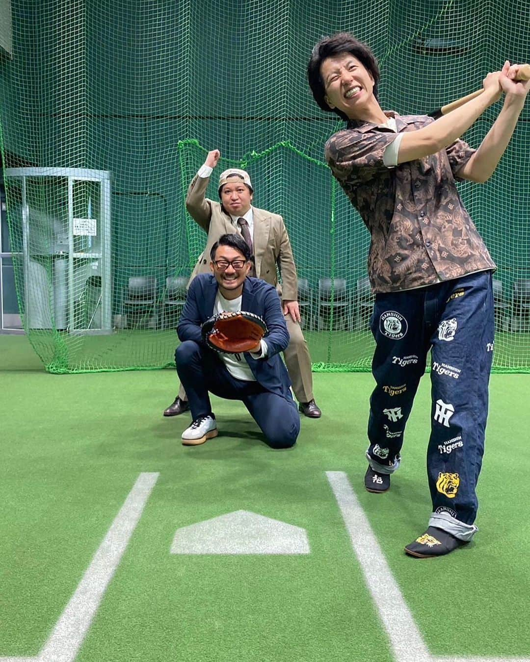 辻さんのインスタグラム写真 - (辻Instagram)「元阪神タイガース、狩野恵輔さんとお仕事させていただきました！！ 狩野さんの解説が好きでいつか阪神の監督してほしくて、2年前テレビ局のメイク室で話しかけようとしたけど勇気出せず諦めた時に「辻さん、応援してます。」と言っていただけた嬉しさは忘れません。やっと共演出来ました！ めちゃめちゃ優し格好良い方です！ #狩野恵輔 #走れるキャッチャー #代打の神様」6月21日 0時01分 - tsujiclassic