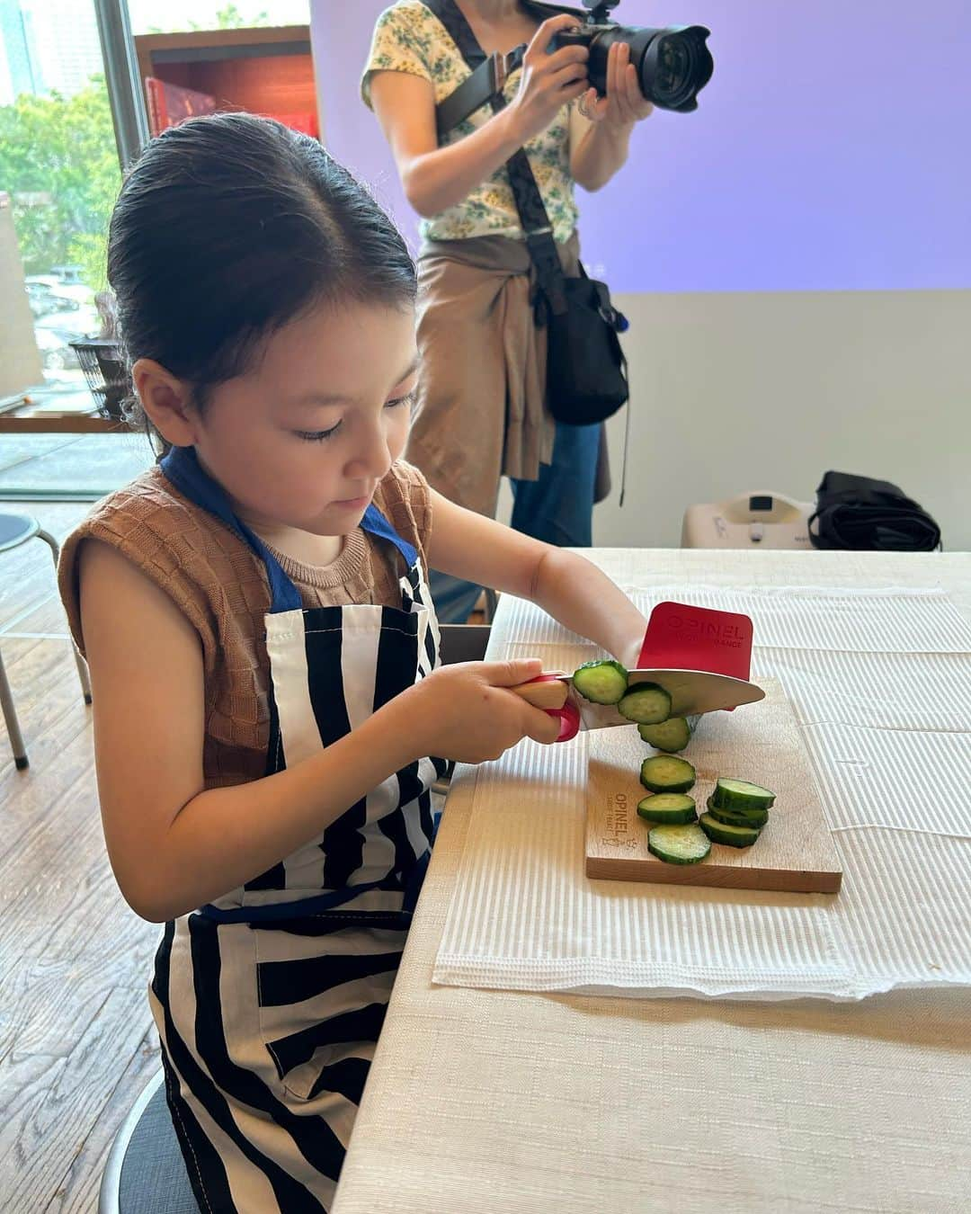 nao_nakabaのインスタグラム：「先日、 代官山 蔦屋書店 で開催していた、 プラントベース・ウェルネスコーチの @hanako_plantful_journey さんと、オーガニックグロッサリーストア @foodandcompany_grocery の 「親子で楽しむ、旬の野菜」ワークショップに参加してきました♡  旬の野菜を食べることがなぜ大切なのか？ 今、旬の野菜は何？野菜はどのように育つの？など、楽しく学び、そのあとは、野菜を自分で切って食べる🔪😋  包丁が使いたい！料理がしたい！そんな娘にぴったりのワークショップ💫 野菜は苦手で、いつもほぼ食べないのだけど 自分で切ると気持ちも変わるのかな？ 何もつけ付けずにチャレンジして、美味しい！と言ってました✌🏼 自分で切ったこともだけど、なにより、 新鮮で旬な野菜は美味しさが溢れている💓 それを体験させてあげることって大切だなと改めて感じました。  まずは、野菜そのものの味を楽しみ、 そのあとは、Hanakoさんお手製のたまらなく美味しい3種のディップに付けて味わうと最高のご馳走に🥰  プラントベースマヨネーズ、クラシックフムス、ビーツのケチャップ、どれも美味しくて 手が止まりませんでした(私☺️) 特にビーツのケチャップは、しっかりコクがあって好みでした🤍  ワークショップで使った @opinelofficiel  OPINELのキッズ用ナイフとフィンガープロテクターがとても使い勝手がよかった🫶🏼 お手伝いしたい盛りの年齢にピッタリ！  あと、お野菜を盛り付けた @rakko_kids の器も🫶🏼 シンプルなデザインで程よい大きさ、深さ、縁の立ち上がりまで、子供達の使い勝手がパーフェクト💫モダンな雰囲気で、どんな器とも調和できるのも嬉しい🥰 むっちーの、ドンガラガッシャン期(謎に食後ガオーと吠えて食器をテーブルから突き落とすブームがしばらく続いています💦) が落ち着いたら揃えていきたい❤️  食の改革は、今年取り組みたいと思っていたことの1つなので、とても良い経験になりました。 @ikumihane さん、素敵なきっかけをありがとうございました☺️  #プラントベース#プラントベースホールフード #foodandcompany_grocery #フードアンドカンパニー」