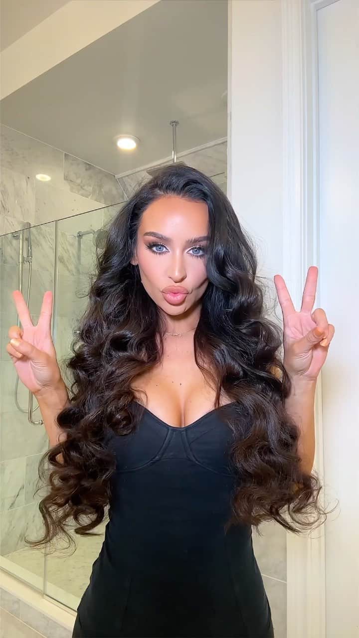 Carli Bybelのインスタグラム：「the most satisfying part of curling my hair..brushing it at the end 💁🏻‍♀️ #simplepleasures #hairstyles #curls」