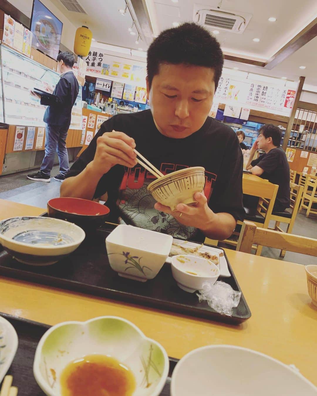 こーいちのインスタグラム：「千葉LOOKで最高の時間過ごして御徒町でカツオと食堂で飯食ってまじプライスレス。 ほな千葉またな！  #カツオ #元ダストスタッフ」