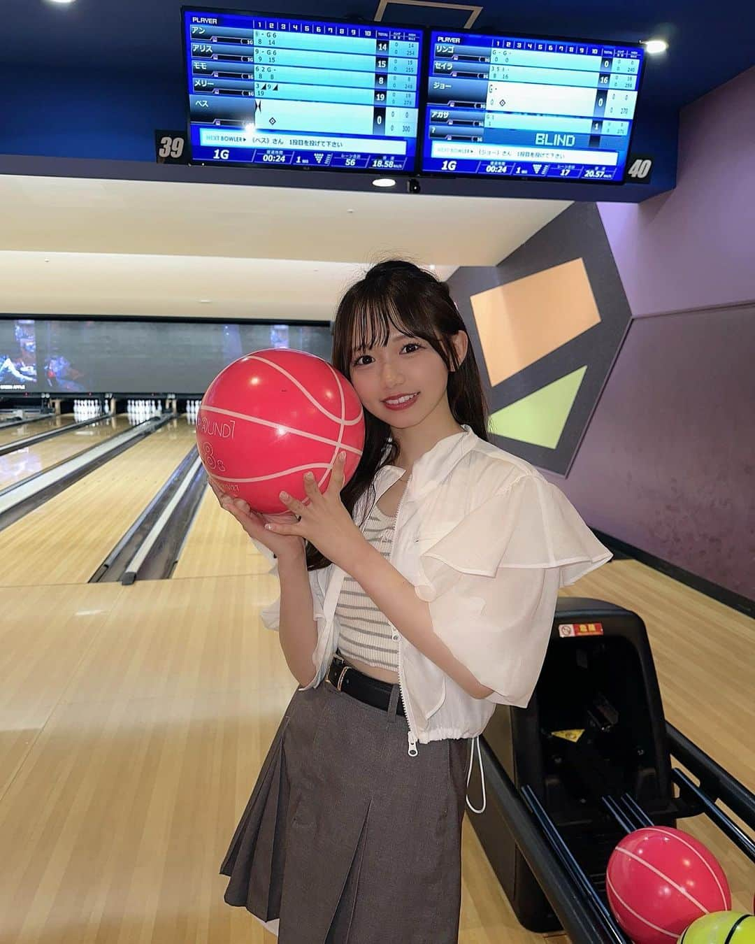 畑美紗起さんのインスタグラム写真 - (畑美紗起Instagram)「ボーリングはすき？🎳💞 スコアは伸びなくなってしまったけど わたしはだいすきだよお∩^ω^∩  ボールはかわいいのでぴんく🩷  ROUND1のボーリングで わたしが所属している×純文学少女歌劇団のMVが流れているみたい…🎵  見かけたらぜひ教えてね〜👶🏻🌷  いちおう、お洋服タグ付けしておきます🏷️ スカートはちょい前のスナイデル！  #ボーリング #round1 #畑美紗起 #x純文学少女歌劇団 #グレーテルパレード #私服 #私服コーデ #コーデ #コーディネート #épine #lilybrown #coordinate #ootd #fashion #instagood #me #shooting #japanesegirl」6月21日 0時13分 - miiicha_0327