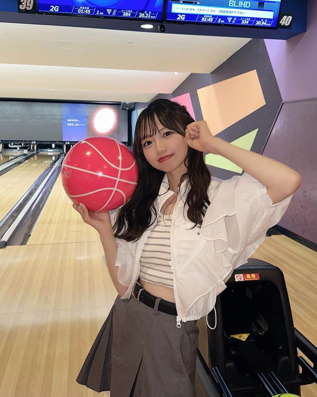 のインスタグラム：「ボーリングはすき？🎳💞 スコアは伸びなくなってしまったけど わたしはだいすきだよお∩^ω^∩  ボールはかわいいのでぴんく🩷  ROUND1のボーリングで わたしが所属している×純文学少女歌劇団のMVが流れているみたい…🎵  見かけたらぜひ教えてね〜👶🏻🌷  いちおう、お洋服タグ付けしておきます🏷️ スカートはちょい前のスナイデル！  #ボーリング #round1 #畑美紗起 #x純文学少女歌劇団 #グレーテルパレード #私服 #私服コーデ #コーデ #コーディネート #épine #lilybrown #coordinate #ootd #fashion #instagood #me #shooting #japanesegirl」