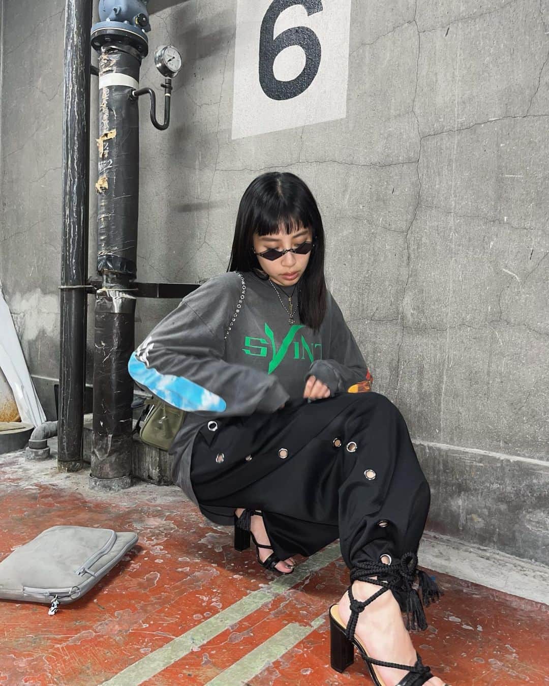 のインスタグラム：「今日の👔 重ため打ち合わせ。  Juemiの落ち感があるぶかっと履けるアイレットパンツに 大きめロンTだったので、足元はサンダルのひもでくくりました。🤍 身長低い方へは裾上げもおすすめですが、しばるのもかわいい！ 肌触りもだいすき🤍  tops/ @st_michael_official  bottom/ @_juemi_  shoes/ @charleskeith_jp  bag/ @readymade_official   #juemi」