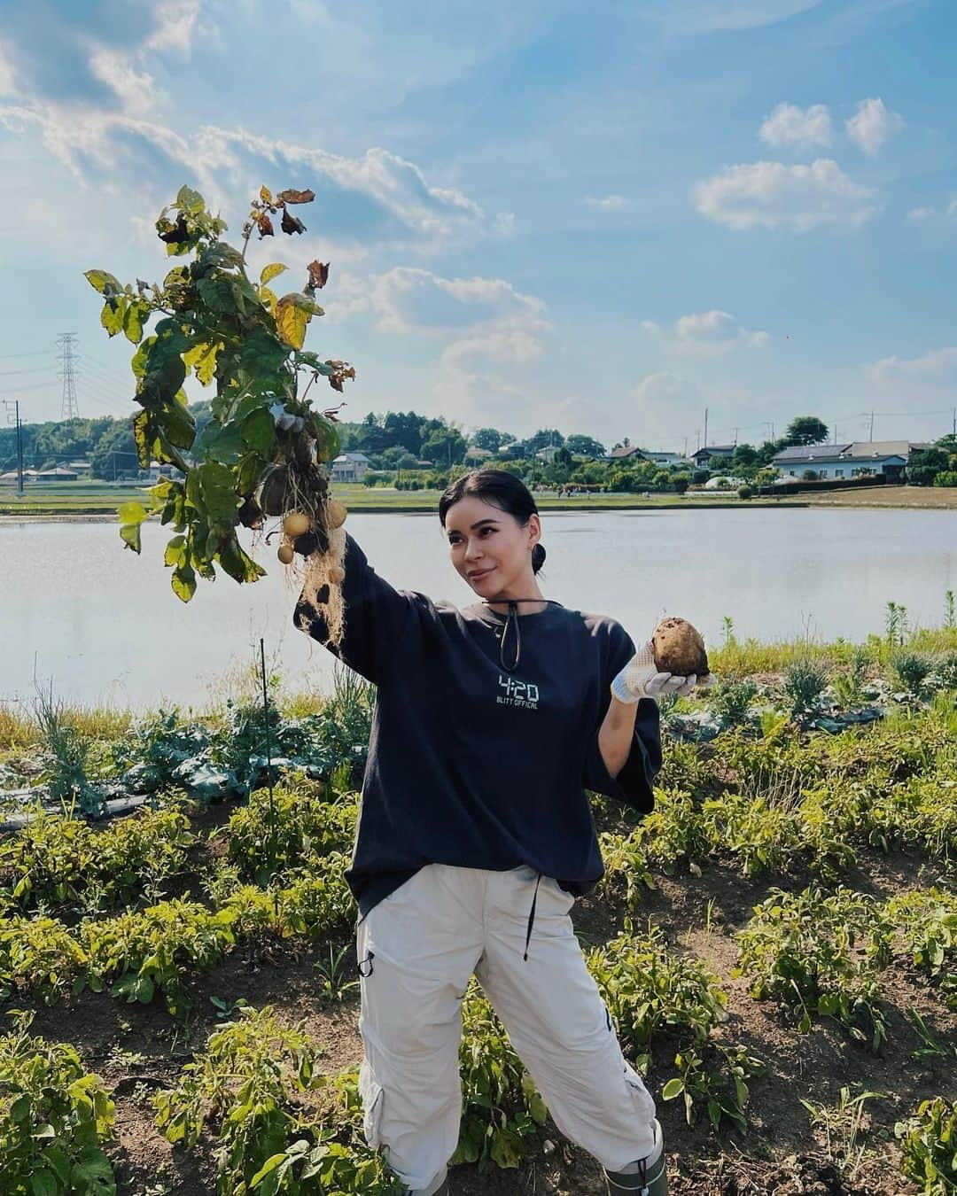 藤川ありすさんのインスタグラム写真 - (藤川ありすInstagram)「初畑仕事🌽🍆🫑🍅🌈 実は大の野菜好きな私！ 毎朝朝食は生野菜が食べたくなるし 遠出した時は必ず直売店で無農薬野菜を買って帰るくらい 野菜が本当にだーーーいすきです🌽💗  今日はお誘い頂き @studiotempel さんの畑に初農業体験!!! 初農業は、たのしすぎたし、アーシングできたし 自分で収穫した採れたて野菜は美味しすぎて幸せ感じた🤤❤️‍🔥 たまにdetoxしに行く農業、身体も軽くて最高かも☀️ 幸せハッピー過ぎて珍しく笑顔を載せます💗💗笑  ちなみにここで採れた美味しい無農薬の野菜達は 西麻布にある和がコンセプトのbar［ @yoin_nishiazabu_barsnack ］で食べられるよ🤤💗 採れたて美味しいのでぜひ行ってみてね💗 オーナーの @yuhnstagram ありがとうございました!!  ちなみに2枚目はじゃがいもが落ちた瞬間の顔。笑 コーデはもちろんBLITTのTシャツ♡♡  #農業 #農業女子 #畑仕事 #農業体験」6月21日 0時18分 - alice346_