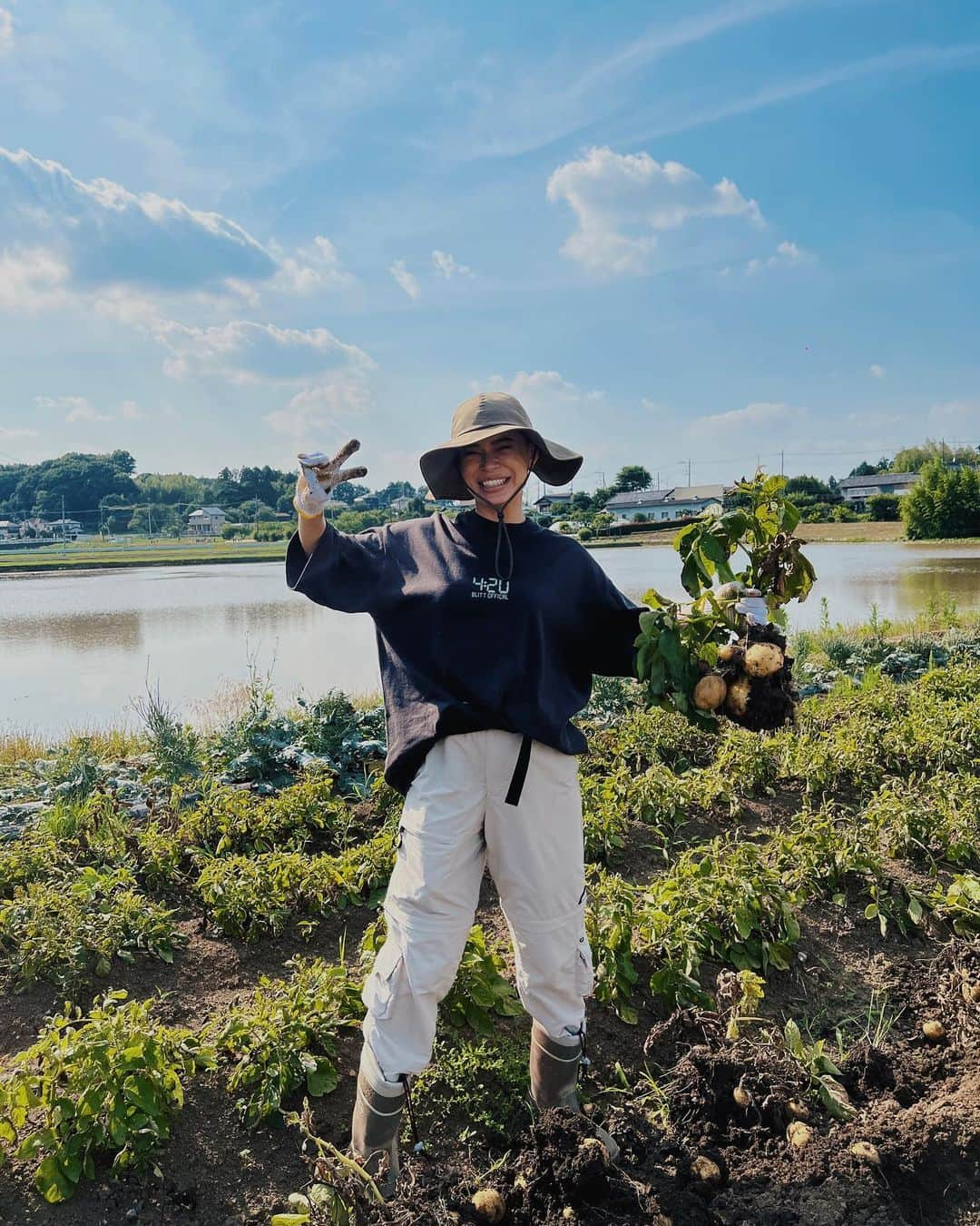 藤川ありすのインスタグラム：「初畑仕事🌽🍆🫑🍅🌈 実は大の野菜好きな私！ 毎朝朝食は生野菜が食べたくなるし 遠出した時は必ず直売店で無農薬野菜を買って帰るくらい 野菜が本当にだーーーいすきです🌽💗  今日はお誘い頂き @studiotempel さんの畑に初農業体験!!! 初農業は、たのしすぎたし、アーシングできたし 自分で収穫した採れたて野菜は美味しすぎて幸せ感じた🤤❤️‍🔥 たまにdetoxしに行く農業、身体も軽くて最高かも☀️ 幸せハッピー過ぎて珍しく笑顔を載せます💗💗笑  ちなみにここで採れた美味しい無農薬の野菜達は 西麻布にある和がコンセプトのbar［ @yoin_nishiazabu_barsnack ］で食べられるよ🤤💗 採れたて美味しいのでぜひ行ってみてね💗 オーナーの @yuhnstagram ありがとうございました!!  ちなみに2枚目はじゃがいもが落ちた瞬間の顔。笑 コーデはもちろんBLITTのTシャツ♡♡  #農業 #農業女子 #畑仕事 #農業体験」