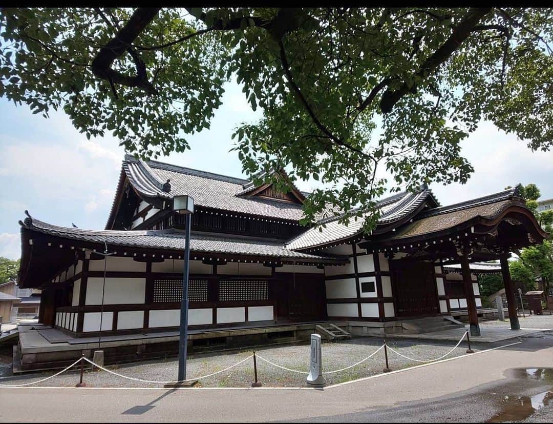 佐渡裕のインスタグラム：「僕が卒業した旧京都市立堀川高校音楽科（現京都市立堀川音楽高校）は左京区の平安神宮の隣、旧京都会館（現ロームシアター京都）の北側にありました。京都芸大と同じ敷地内にあり、元々進駐軍の宿舎だった建物が我々の校舎でした。また明治32年に建った旧武徳殿という日本最古の武道の演武場があって、今は国の重要文化財に指定されているのですが、なんと僕らはここで体育の授業を受けていました。言ってみれば我々の体育館だったのです！   同級生が今は京都武道センターとなった学校の跡地の写真を送ってくれました。武徳殿の美しさに改めて目を見張ると同時に、青春時代の宝物のような数々の思い出が胸いっぱいに広がって、とてもとても懐かしくなりました。   The former Kyoto Municipal Horikawa High School Music Department (now Kyoto Municipal Kyoto Horikawa Senior High School of Music), from which I graduated, was located next to Heian Jingu Shrine in Sakyo Ward, north of the former Kyoto Kaikan (now Rohm Theatre Kyoto). It was located on the same site as Kyoto City University of Arts, and our school building was originally a dormitory for the Occupation Army after WW2. There was also the Butokuden, the oldest martial arts demonstration hall in Japan, built in 1897 and now designated a national important cultural property, where we had our PE classes. It was our gymnasium, so to speak! A classmate of mine sent me a photo of the site of the school, which is now the Kyoto Budo Center. I was struck again by the beauty of Butokuden and at the same time filled with memories of the treasures of my youth, which made me very, very nostalgic.  #京都市立堀川音楽高校#京都会館#ロームシアター京都 @rohmtheatrekyoto #旧武徳殿#京都武道センター# #佐渡裕#YutakaSado @yutakasado_official」