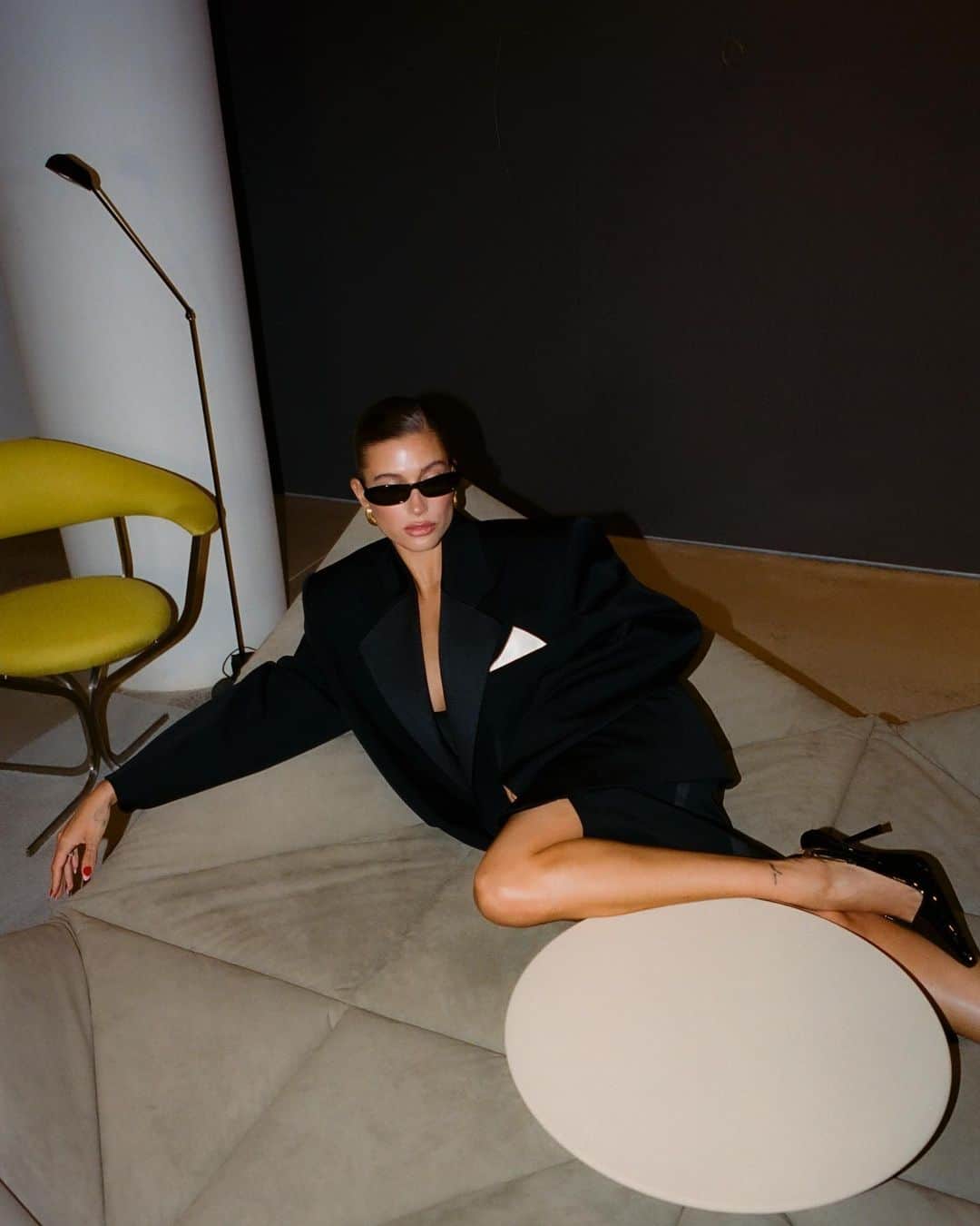 ハイレイ・ロード・ボールドウィンのインスタグラム：「at home in NYC in @ysl @anthonyvaccarello ✨」