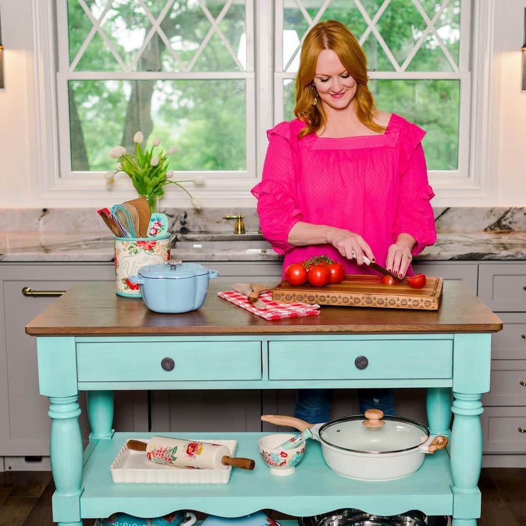 Wal-Mart Stores, Incのインスタグラム：「My new furniture collection is finally here (!!!) and available for you to shop on Walmart.com! 😍 I’m beyond excited about its quality and gorgeousness. Today we’re launching the kitchen, dining room, and bedroom collections, and it’s impossible for me to pick my favorite piece. Beautiful teal, scalloped edges, turned legs, practical functionality. I love it all, and can’t wait to hear how much you love it, too. (Swipe to see more pieces!)」